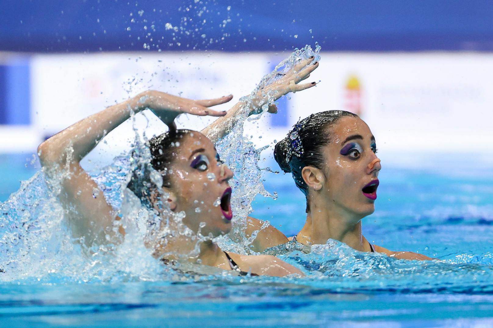 Die Alexandri-Schwester schwimmen zu Doppel-Bronze