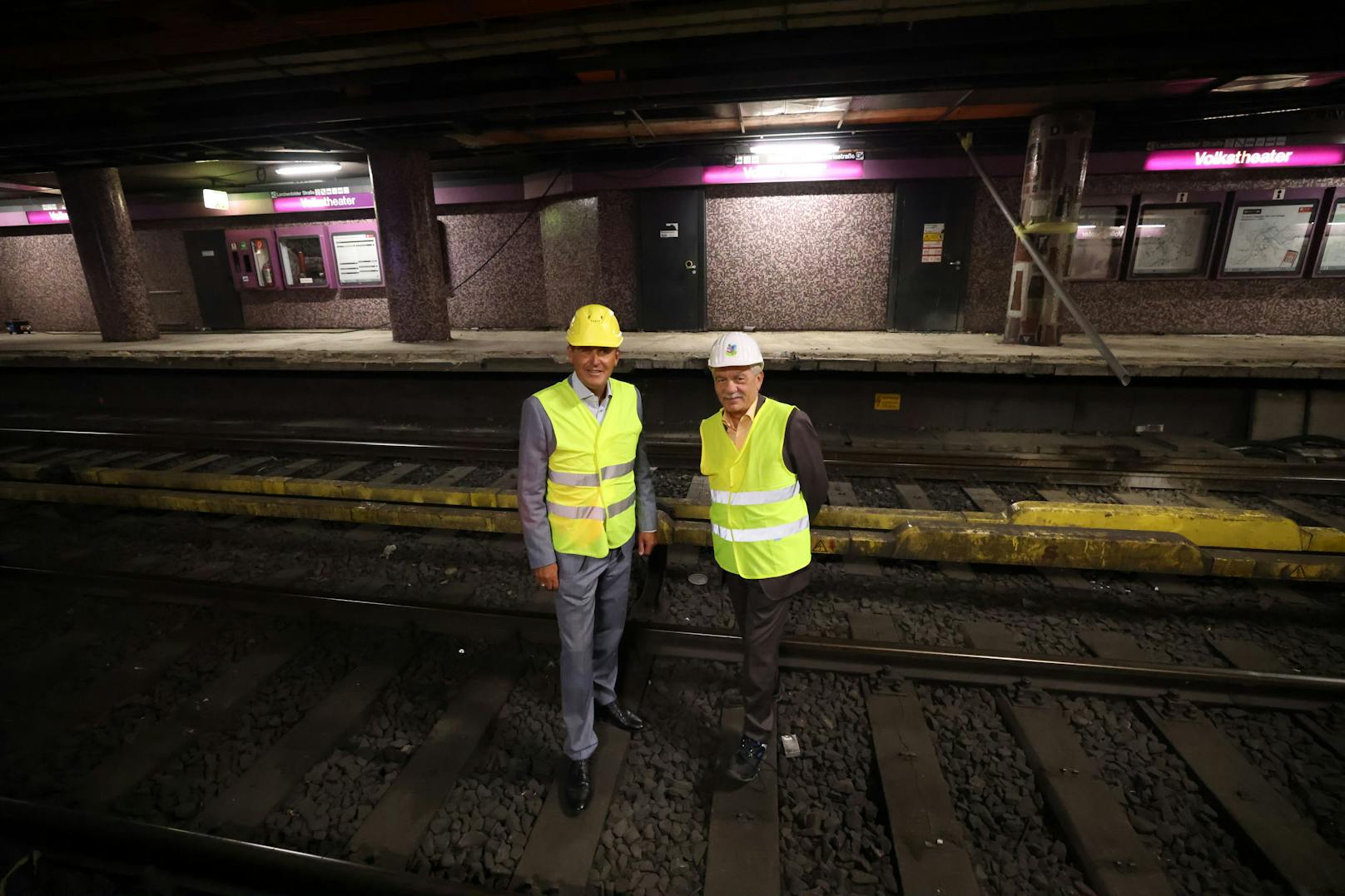 Bei einem Baustellenbesuch präsentierten Öffi-Stadtrat Peter Hanke (SPÖ,l.) und Wiener Linien-Geschäftsführer Günter Steinbauer den aktuellen Stand des U-Bahnbaus.