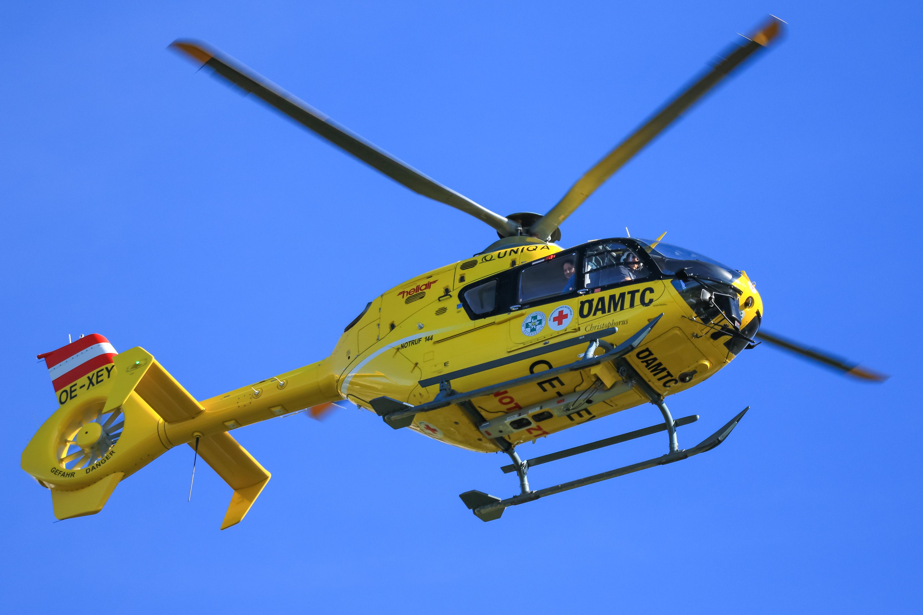 Download von www.picturedesk.com am 02.08.2021 (09:57).  THEMENBILD, Flugrettung mit Notarzt-Hubschrauber. Ein Notarzt-Hubschrauber vom Stützpunkt Christophorus 14 in Niederöblarn. Aufgenommen am 09.09.2018 bei Tauflügen und Rundflügen im Rahmen der 7. Bergretter-Fanwanderung in Ramsau am Dachstein, Steiermark, Österreich (Austria) Fotocredit: Martin Huber - 20180909_PD18206 - Rechteinfo: Rights Managed (RM)