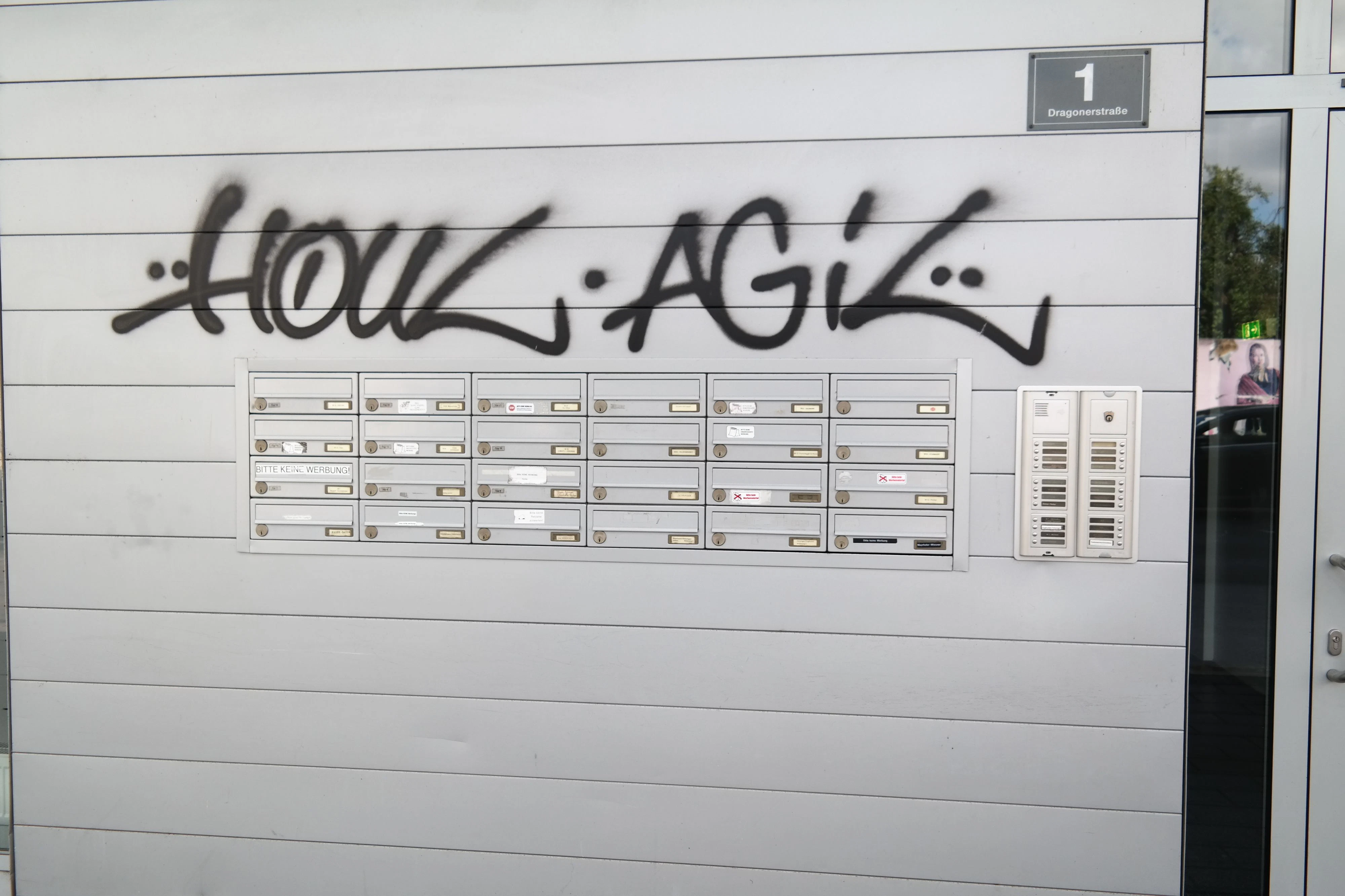 Der oder die bislang unbekannten Sprayer hinterließen auch ihre Namenskürzel. Die Polizei erhofft sich dadurch den entscheidenden Hinweis aus der Szene.&nbsp;