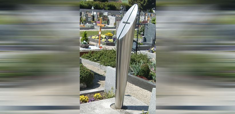 Unbekannte haben diese Friedhof-Stele gestohlen.