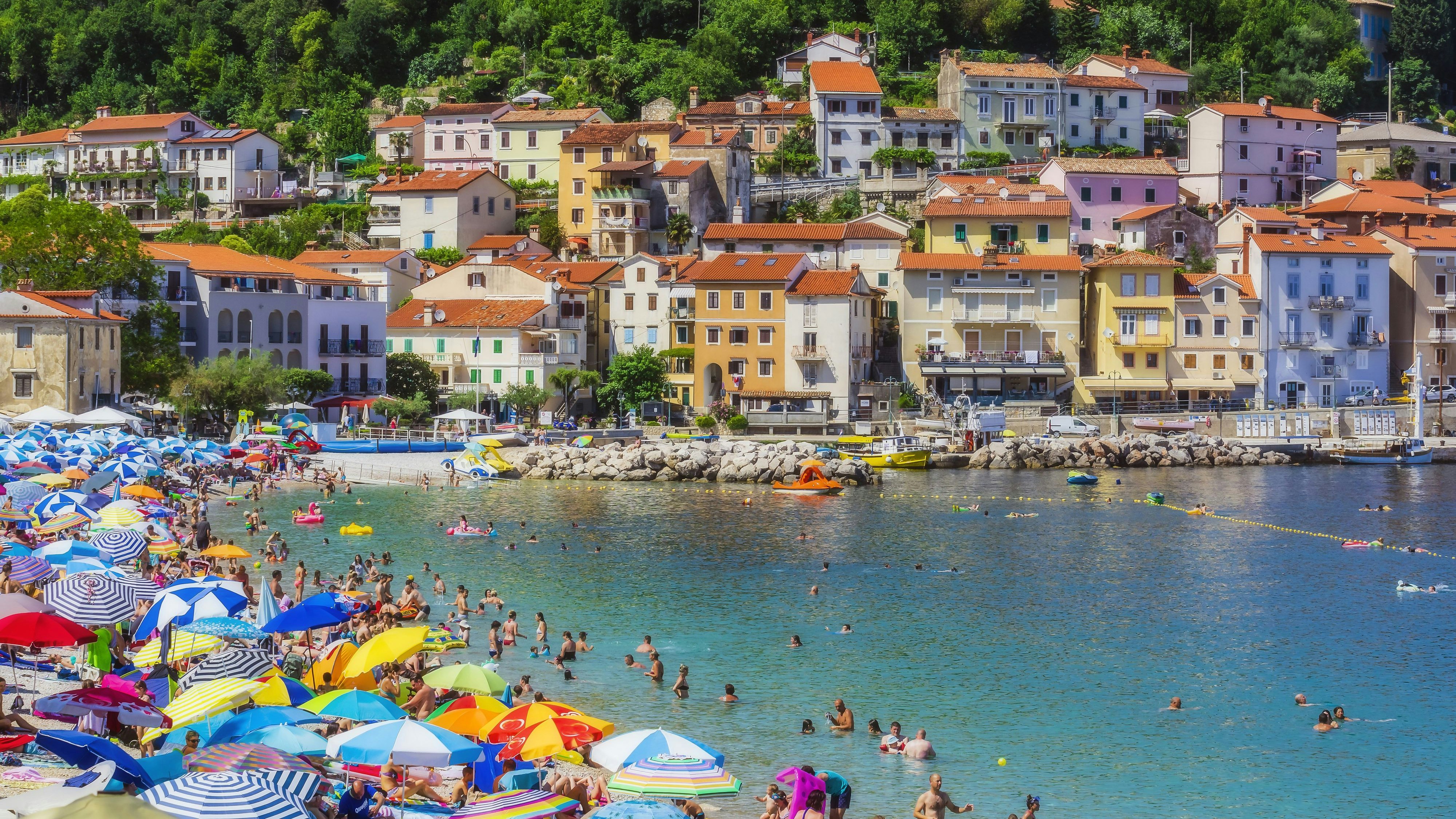 Download von www.picturedesk.com am 02.08.2021 (14:27).  People enjoying at beach by Opatija town during summer - 20190813_PD9939 - Rechteinfo: Royalty Free (RF) Model Released