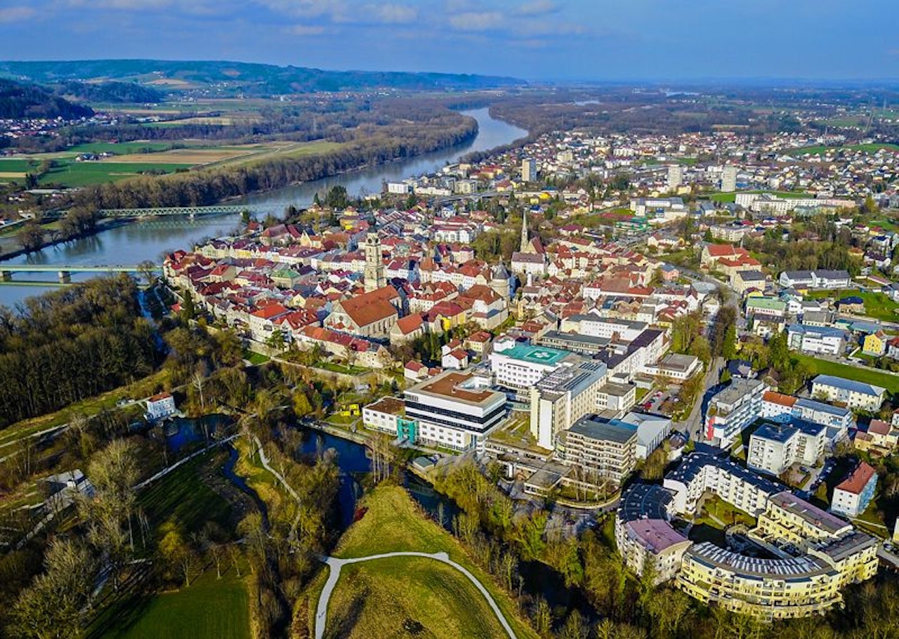 Heute.at - Frau fährt auf zwei Kilometer zwei Mal in Straßengraben