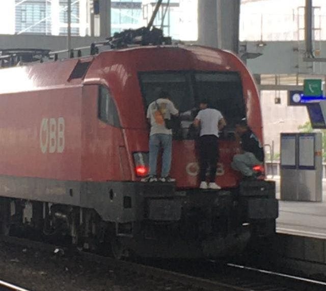 Die drei Männer sprangen auf den Zug, als dieser losfuhr.