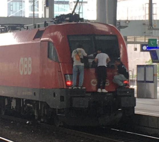 Die drei Männer sprangen auf den Zug, als dieser losfuhr.