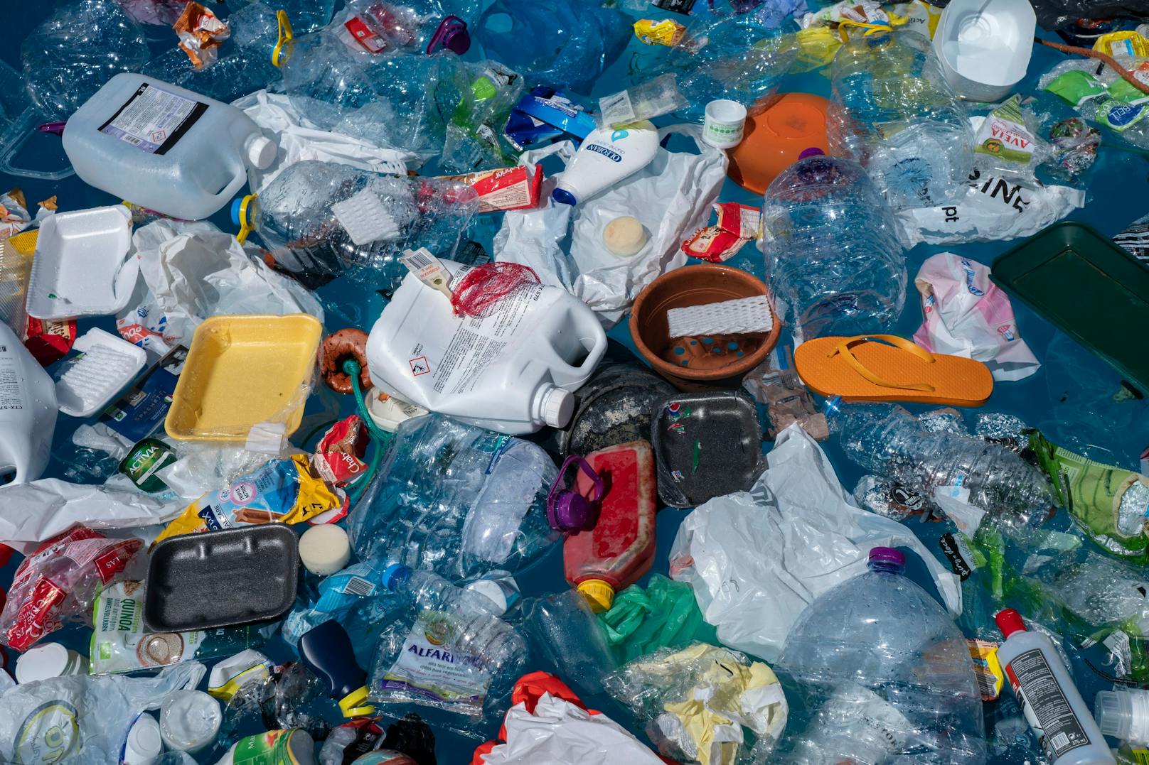 Plastikmüll gibt es immer mehr auf den Weltmeere - nicht gerade eine Erleichterung für die Meeresbewohner.