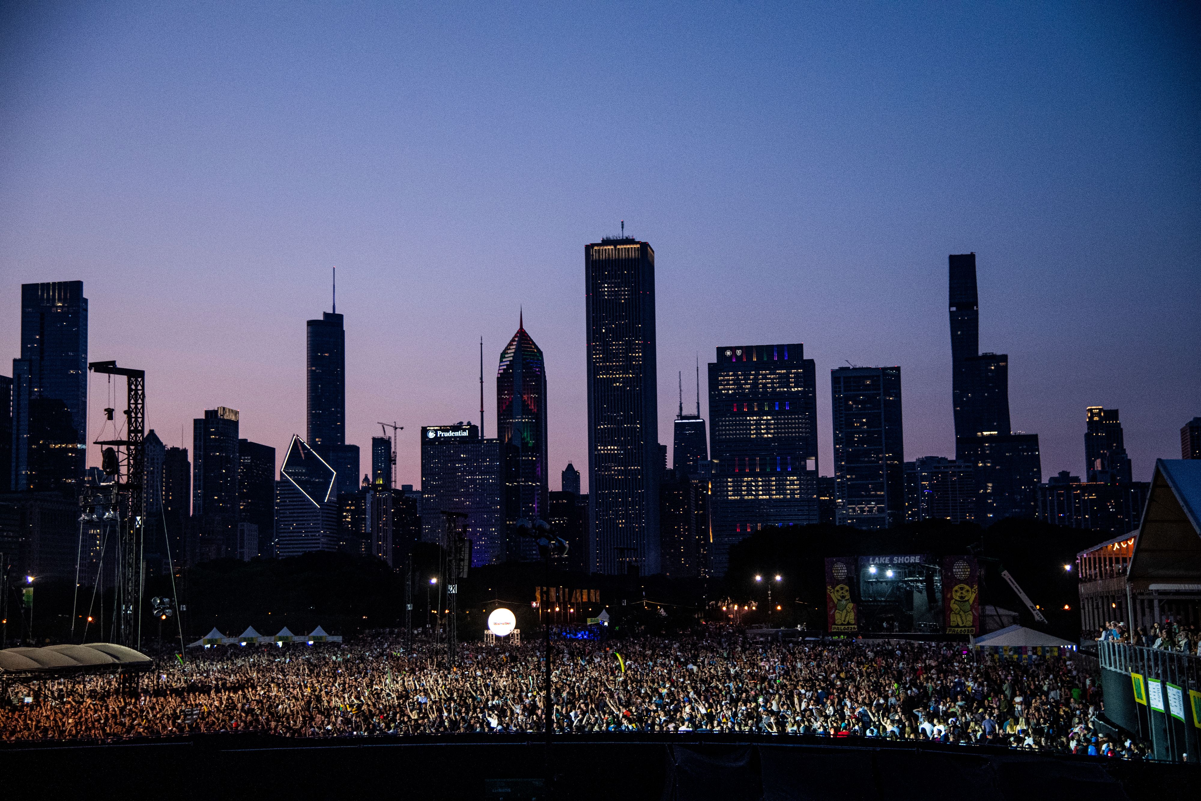 Download von www.picturedesk.com am 02.08.2021 (08:17).  Festival goers attend day four of the Lollapalooza Music Festival on Sunday, Aug. 1, 2021, at Grant Park in Chicago. (Photo by Amy Harris/Invision/AP) - 20210802_PD5500 - Rechteinfo: Rights Managed (RM)