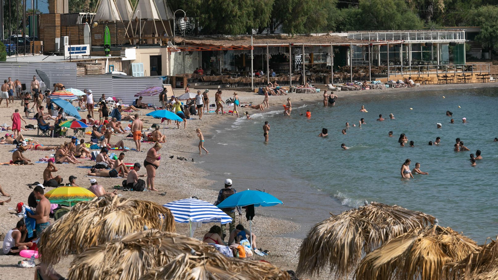 Auch in Griechenland werden die Corona-Regeln für Urlauber verschärft.