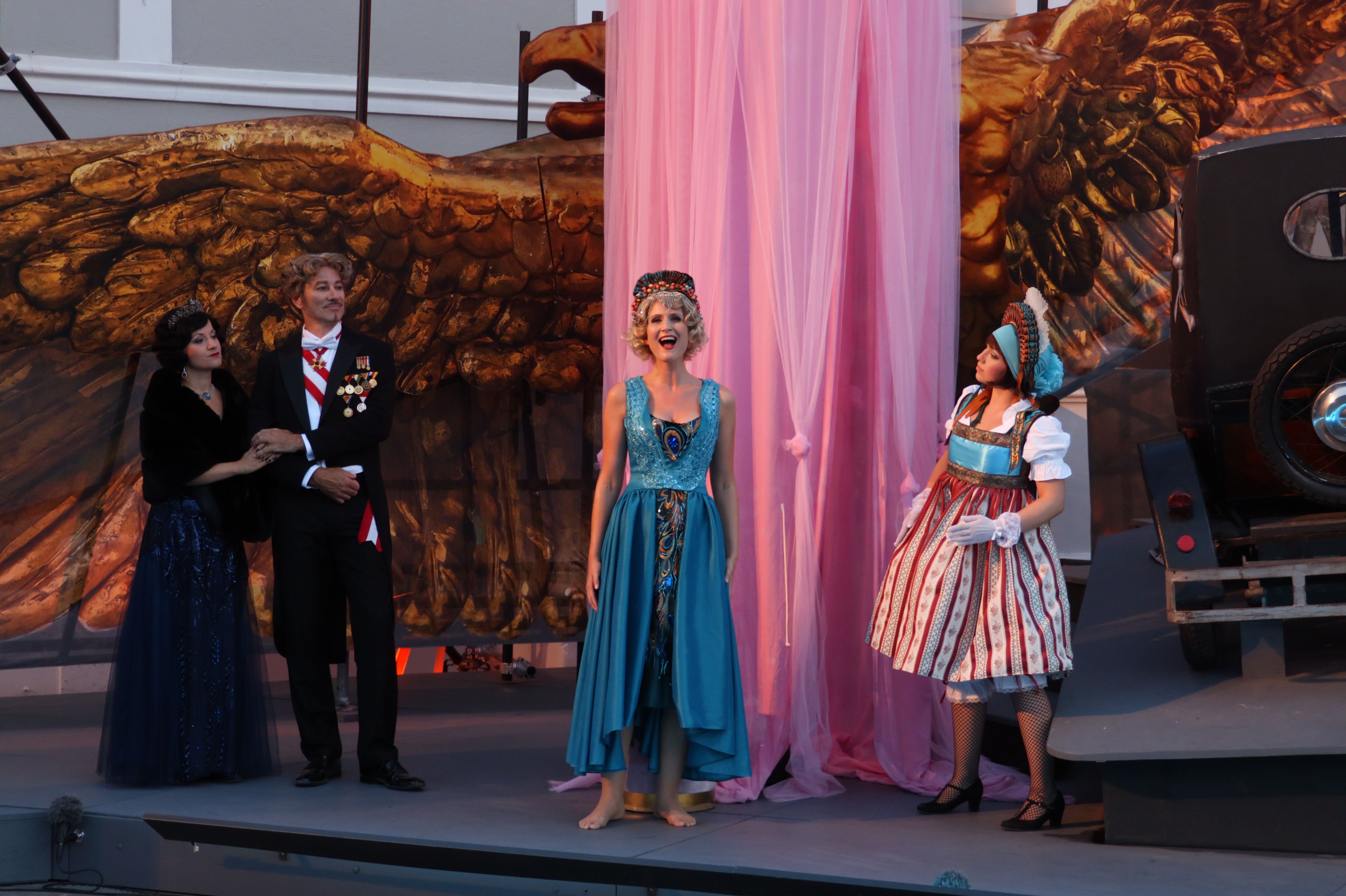 Svenja Isabella Kallweit (Mitte) ist der Star in Jennersdorf.