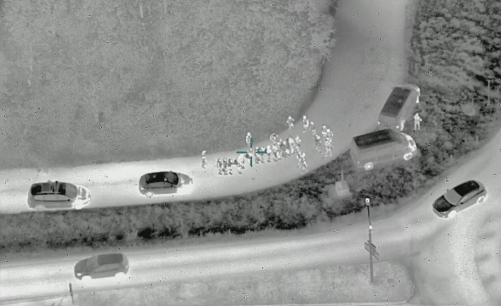 Drohnenaufnahme mit Wärmebildkamera: illegale Migranten an Burgenlands grüner Grenze.