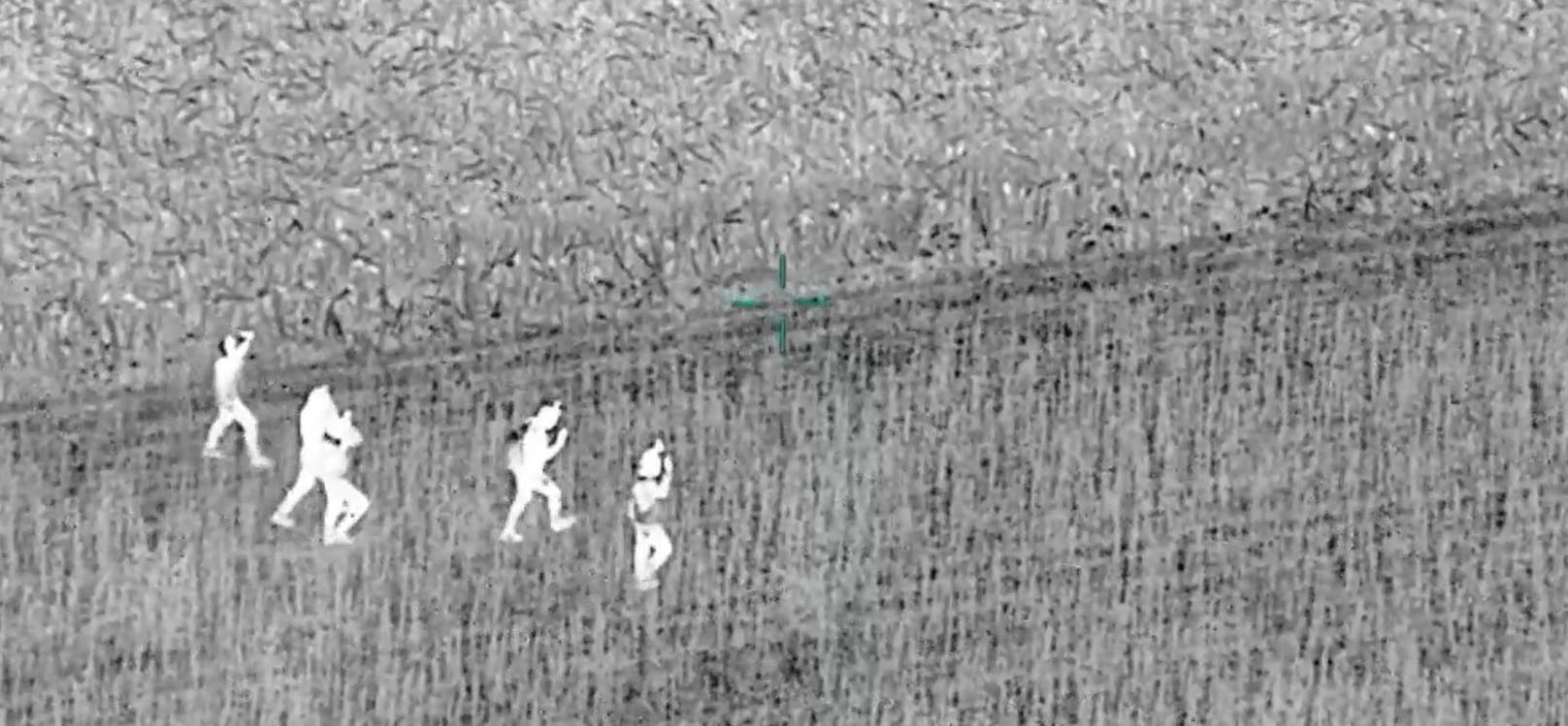Wärmebildkamera-Aufnahmen einer Flugdrohne zeigen Migranten beim Versuch, illegal die Grüne Grenze nach Österreich zu übertreten&nbsp;