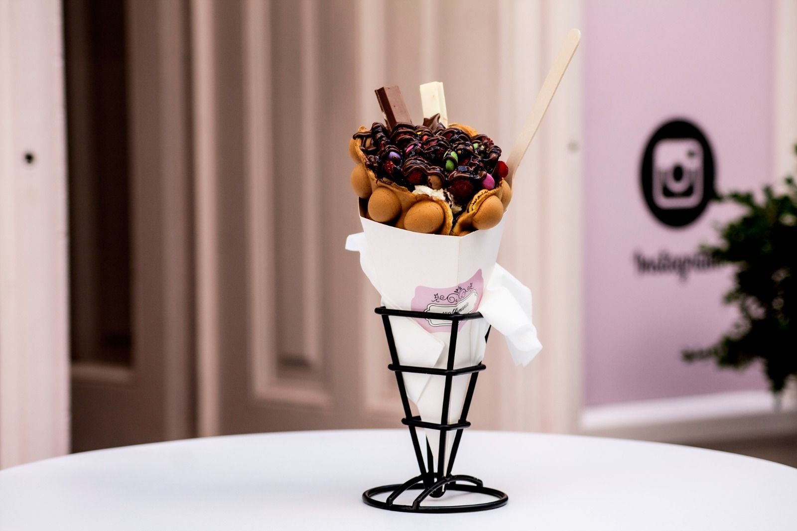 Die mit Birkenzucker gesüßte Bubble Waffle gibt es in der "Wafflemania" ab 6,90 Euro.