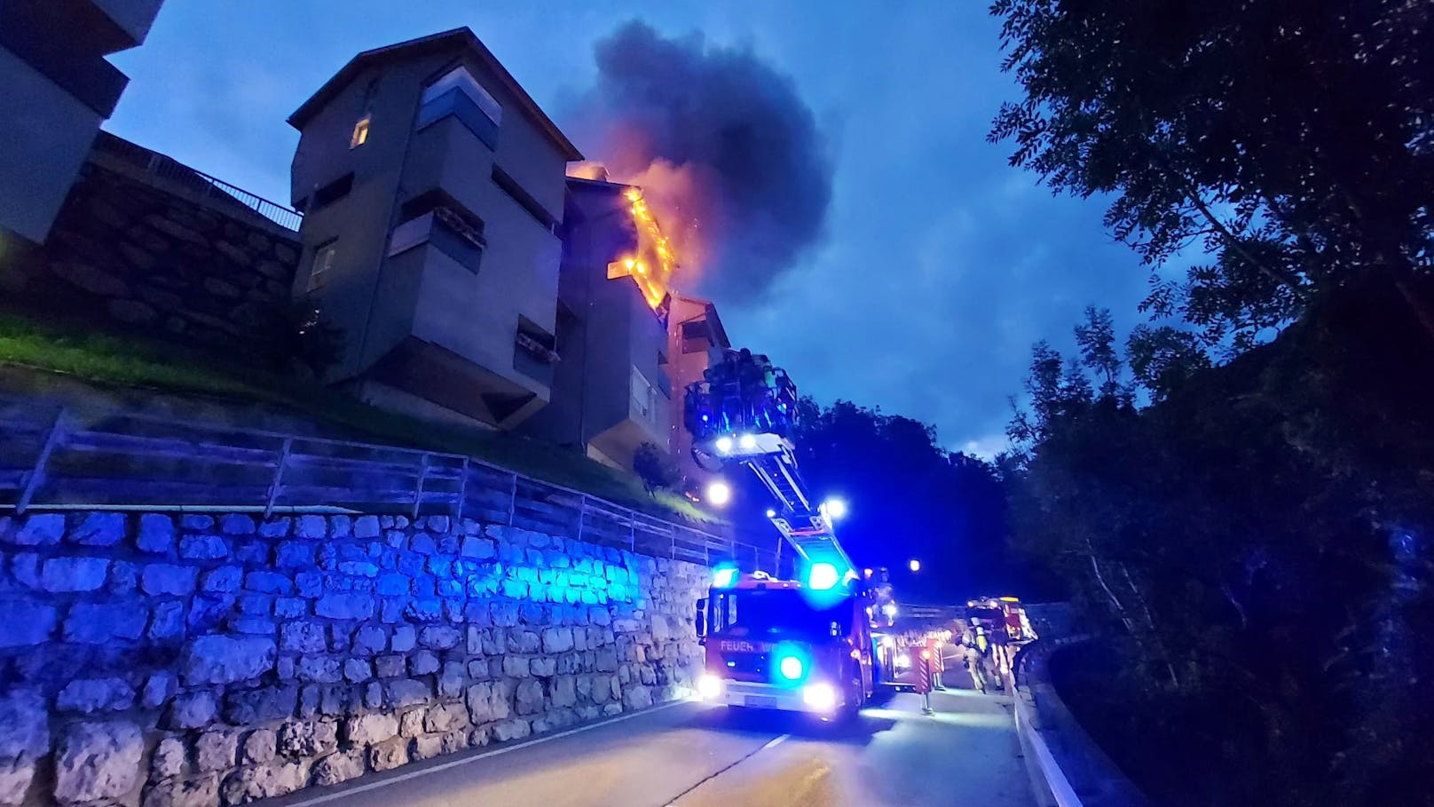 Erst brennt Auto, dann das Haus – Großeinsatz in Tirol