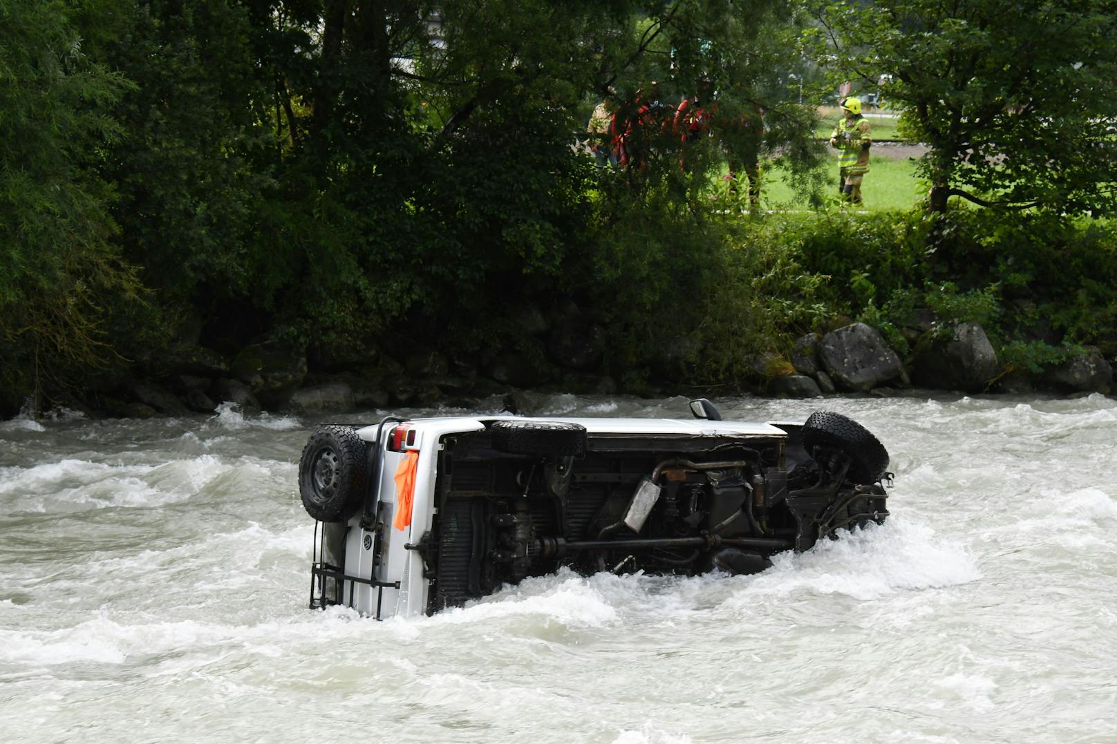 Das Fahrzeug landete im Fluss.