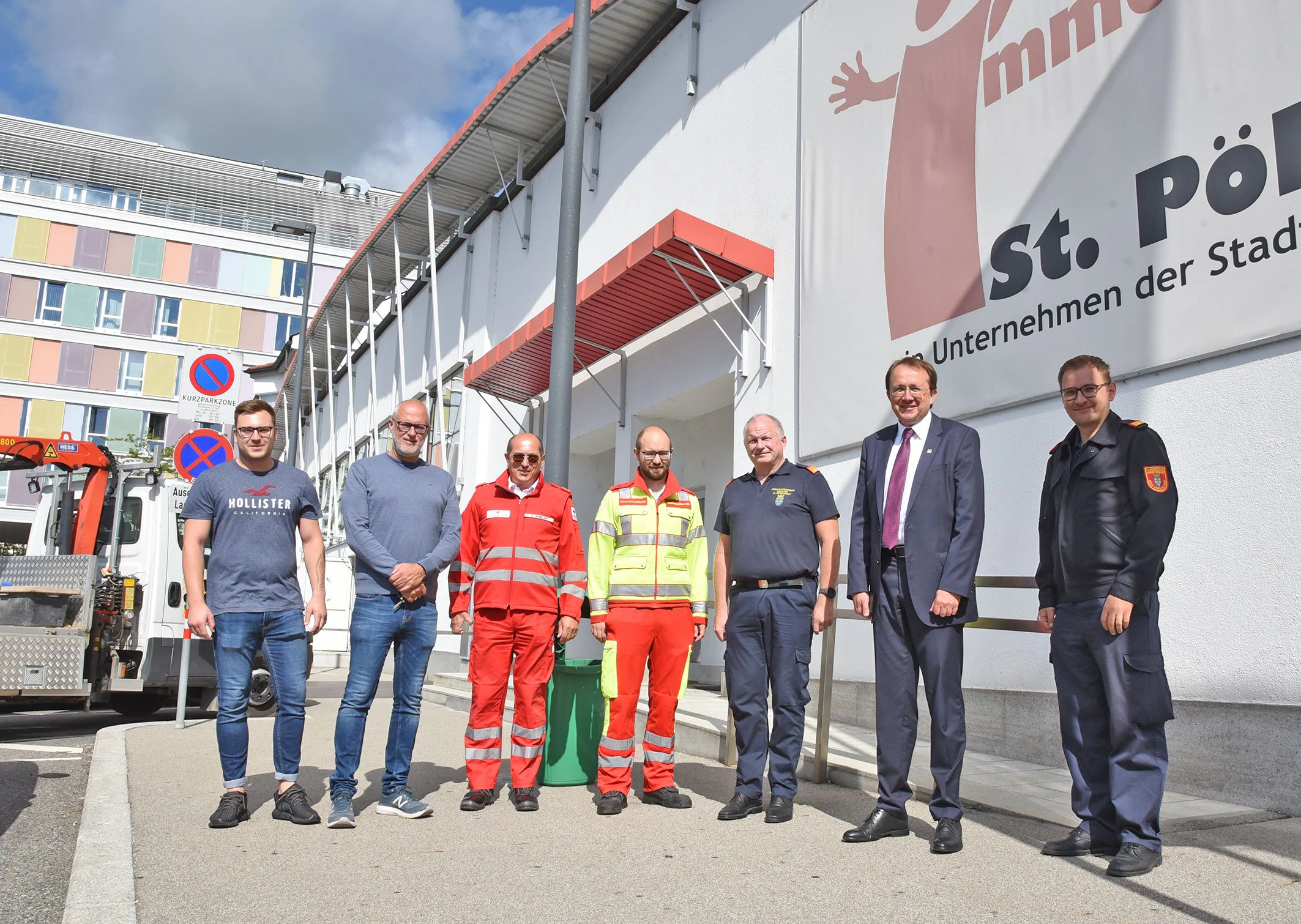 Die Führungskräfte der agierenden Organisationen vor dem neuen Standort.