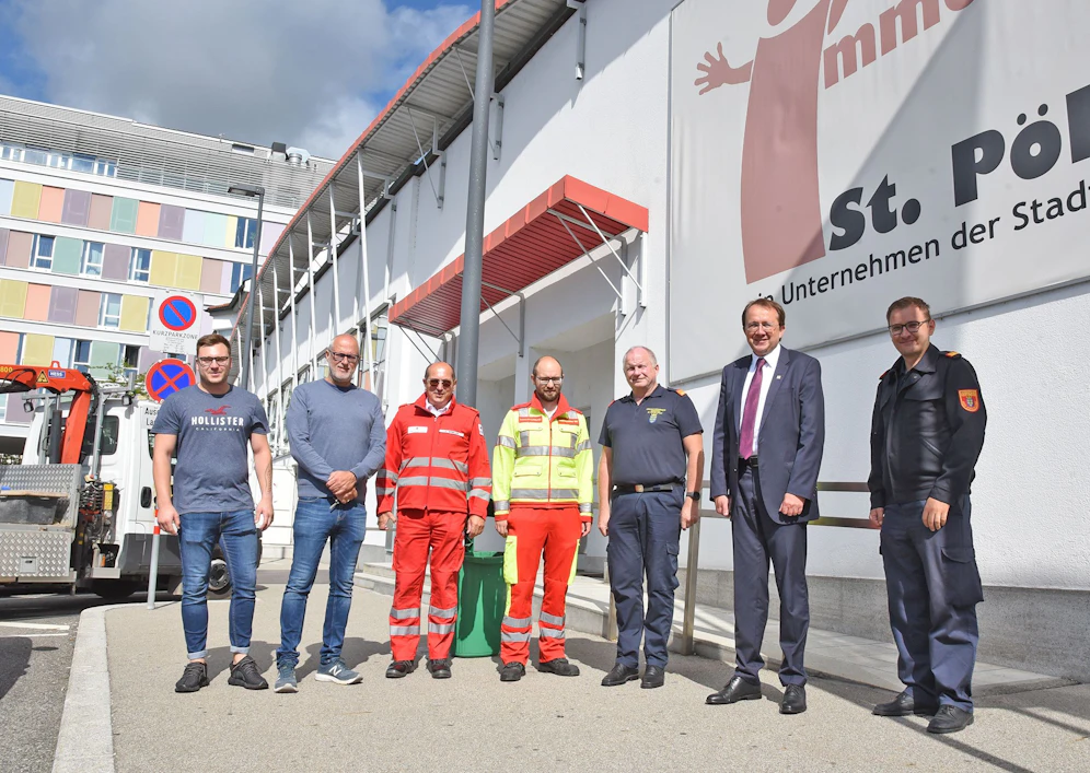 Die Führungskräfte der agierenden Organisationen vor dem neuen Standort.