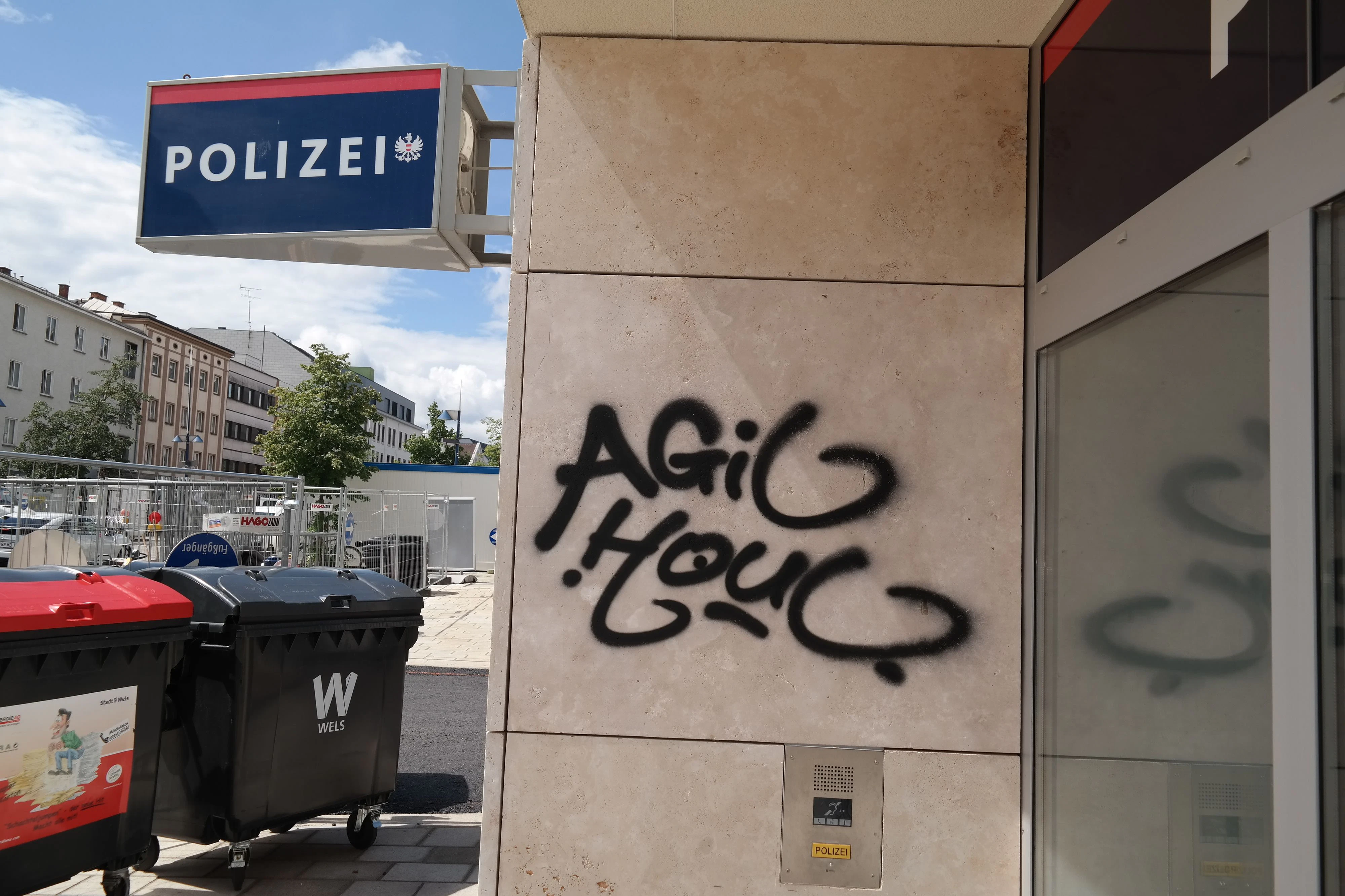 Unbekannte besprühten unter anderem auch eine Polizeiinspektion in Wels.