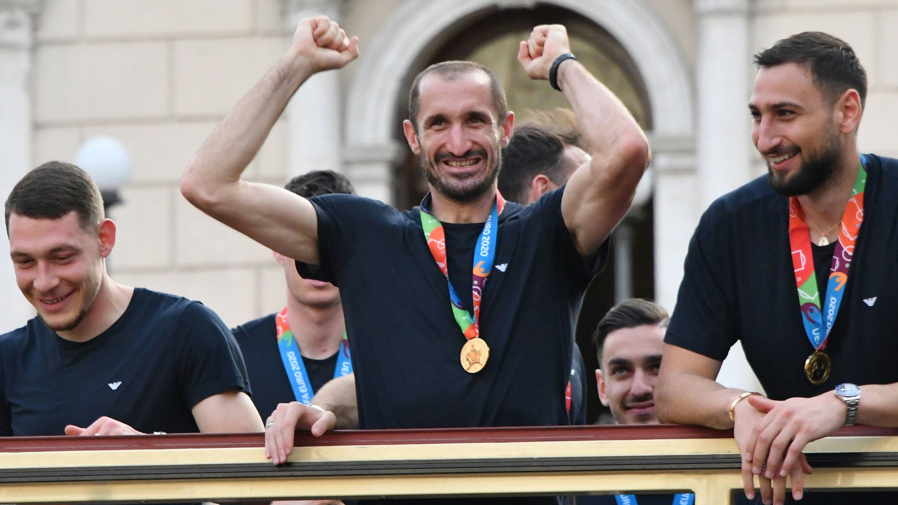 Giorgio Chiellini feiert den EM-Titel.