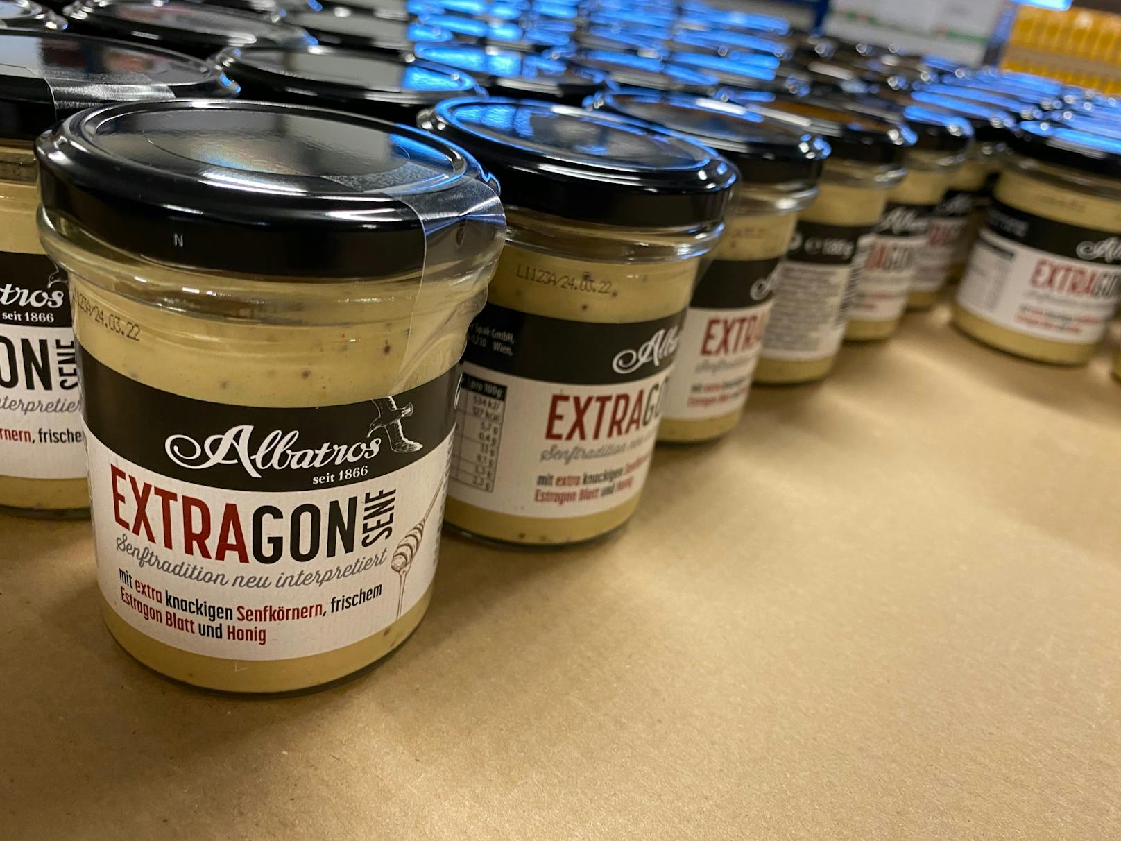 <em>EXTRAgon Senf: Das frisch eingelegte Estragon-Blatt, knackige Senfkörner und Honig sorgen für einen umwerfenden Biss.</em>