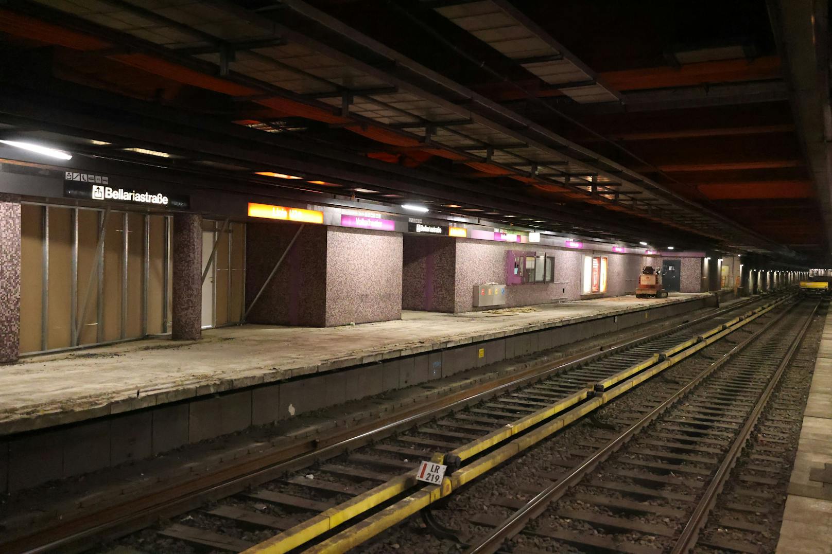 Unter der Zweierlinie wird derzeit fleißig an Wiens Öffi-Zukunft gebaut. Seit Ende Mai ist die U2 zwischen den Stationen Schottentor und Karlsplatz gesperrt. Auch die Stationen haben sich bereits stark verändert.