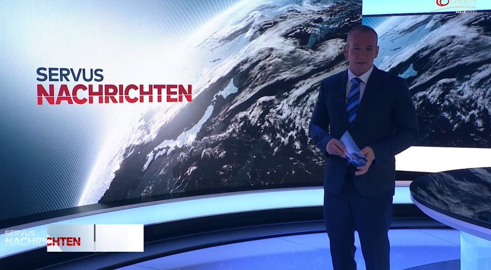 Plötzlich wird es im ServusTV-Studio finster - Moderator&nbsp;Rafael Kotschy lässt sich nur kurz aus der Ruhe bringen.