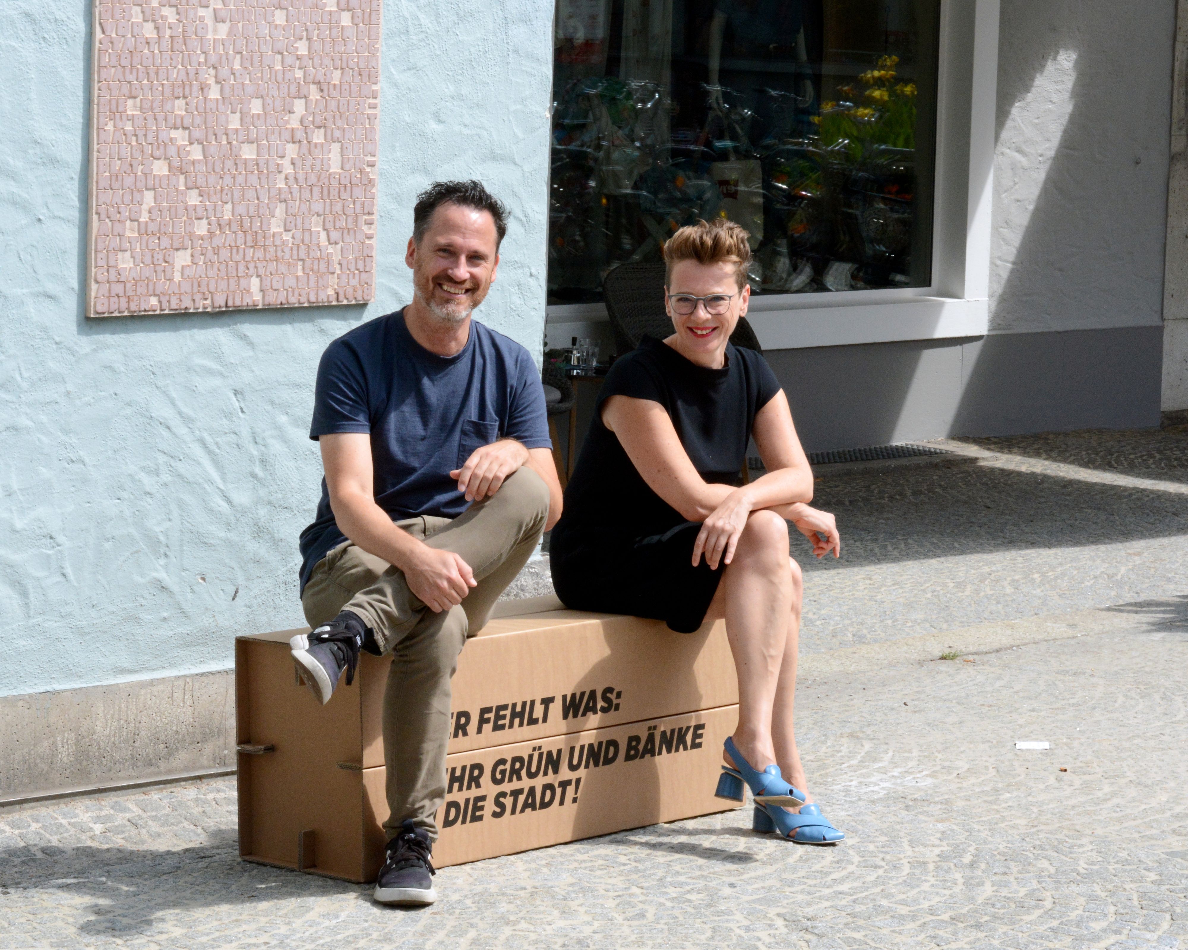 Bürgermeisterkandidatin Eva Schobesberger und Fraktionschef Helge Langer am Bankerl.