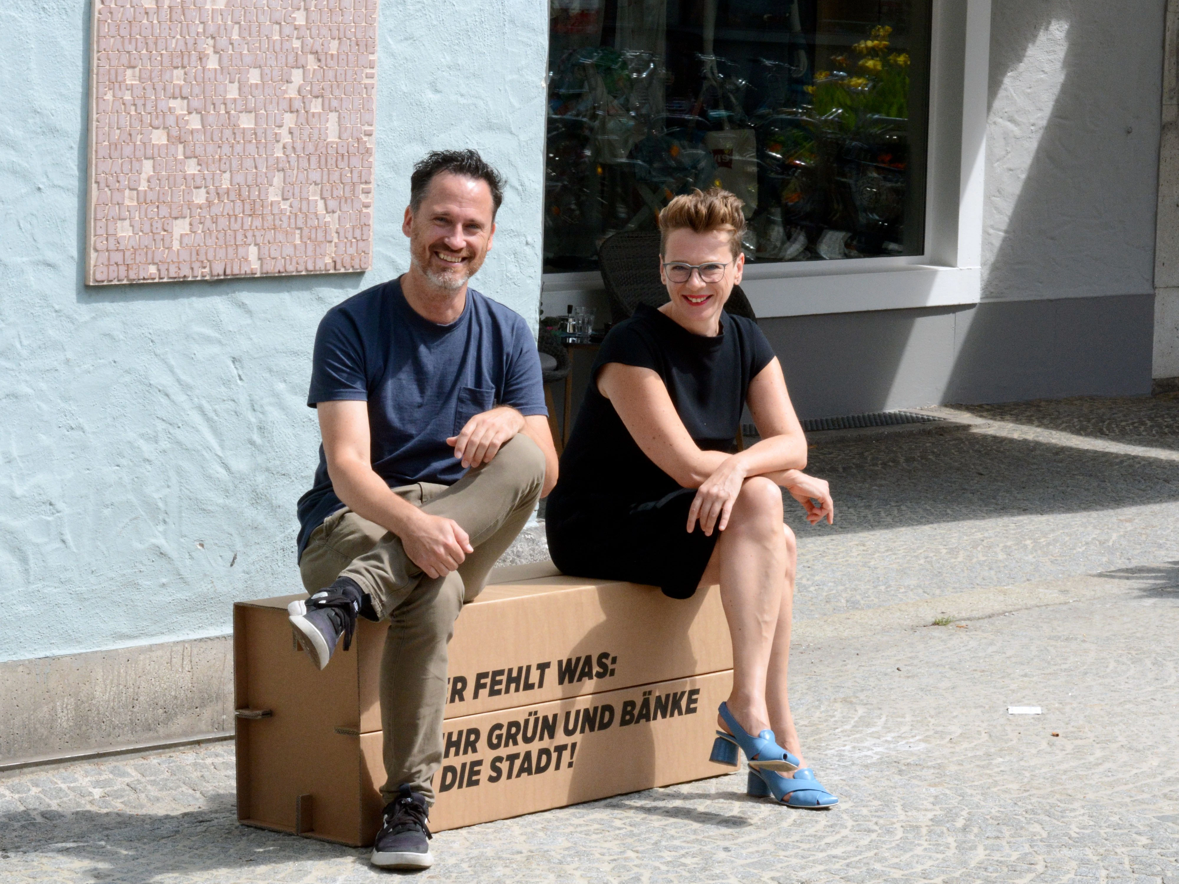 Bürgermeisterkandidatin Eva Schobesberger und Fraktionschef Helge Langer am Bankerl.