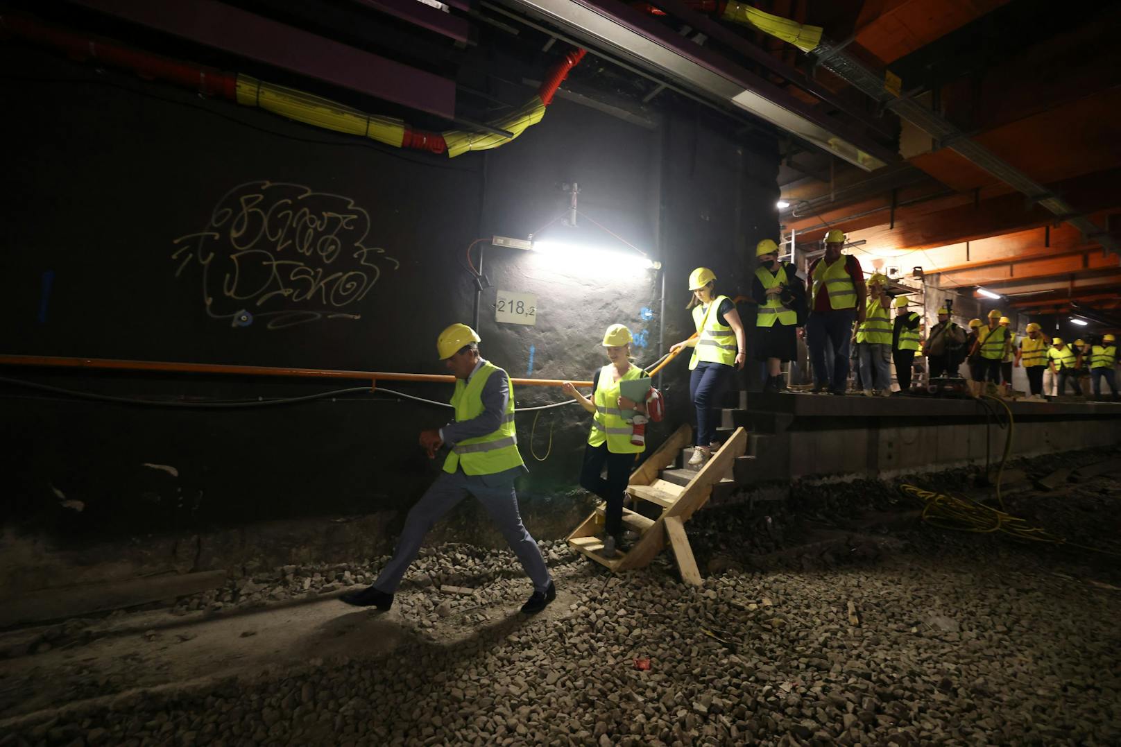 Keine Angst, dafür umso mehr Freude hat Öffi-Stadtrat Peter Hanke (SPÖ) mit dem fortschreitenden Ausbau der Wiener U-Bahn. Denn das stärke nicht nur die Mobilität, sondern helfe auch beim Klimaschutz mit, betont er, bevor er mit Ausfallschritt die Journalisten in den Tunnel führt.