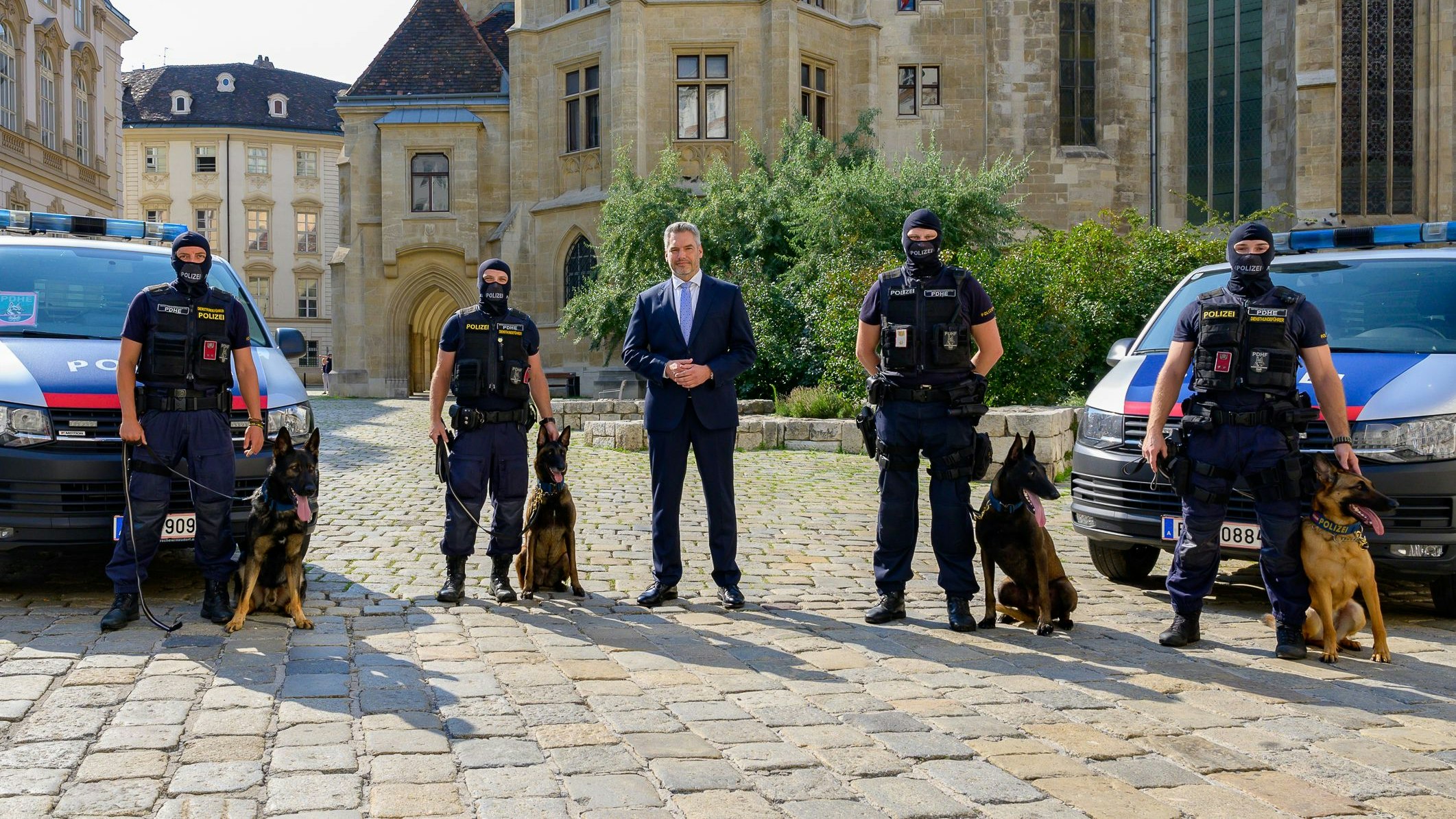Innenminister Karl Nehammer (Mitte) freute sich gemeinsam mit vier Hundeführern über die tierische Verstärkung. 