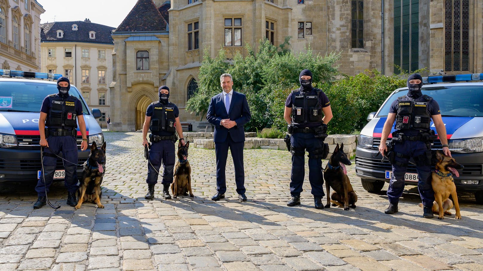 Innenminister Karl Nehammer (Mitte) freute sich gemeinsam mit vier Hundeführern über die tierische Verstärkung. 