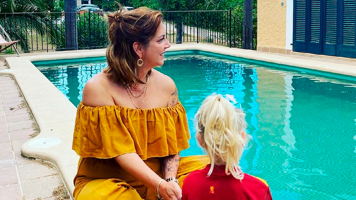 Danni Büchner und Tochter vor dem neuen Heim in Mallorca