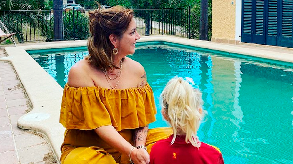 Danni Büchner und Tochter vor dem neuen Heim in Mallorca