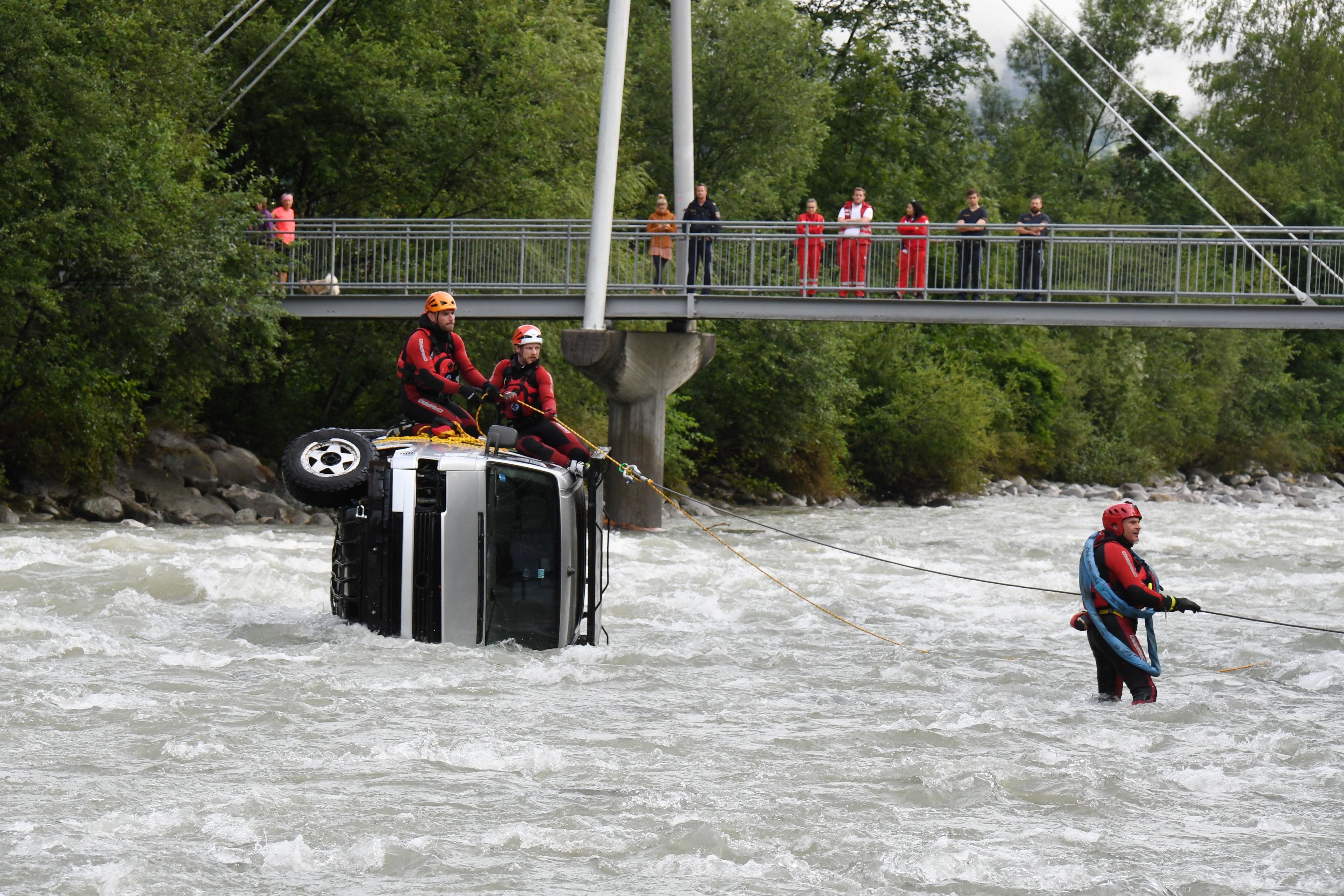 Schwendau—Fahrzeug landete im Ziller-Fotocredit: ZOOM.TIROL 