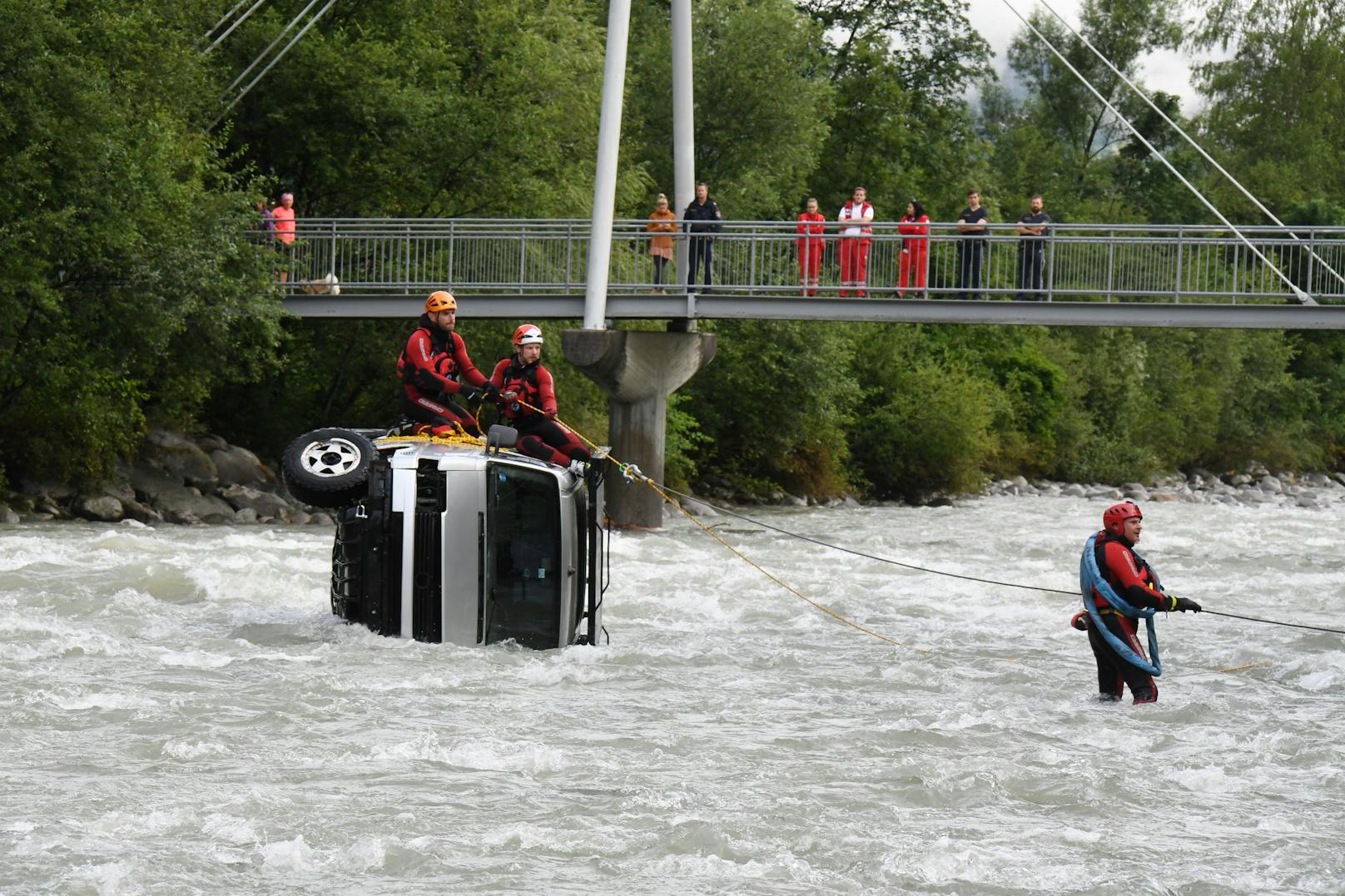 Mit Seilwinden wurde das Fahrzeug aus dem Wasser geborgen.