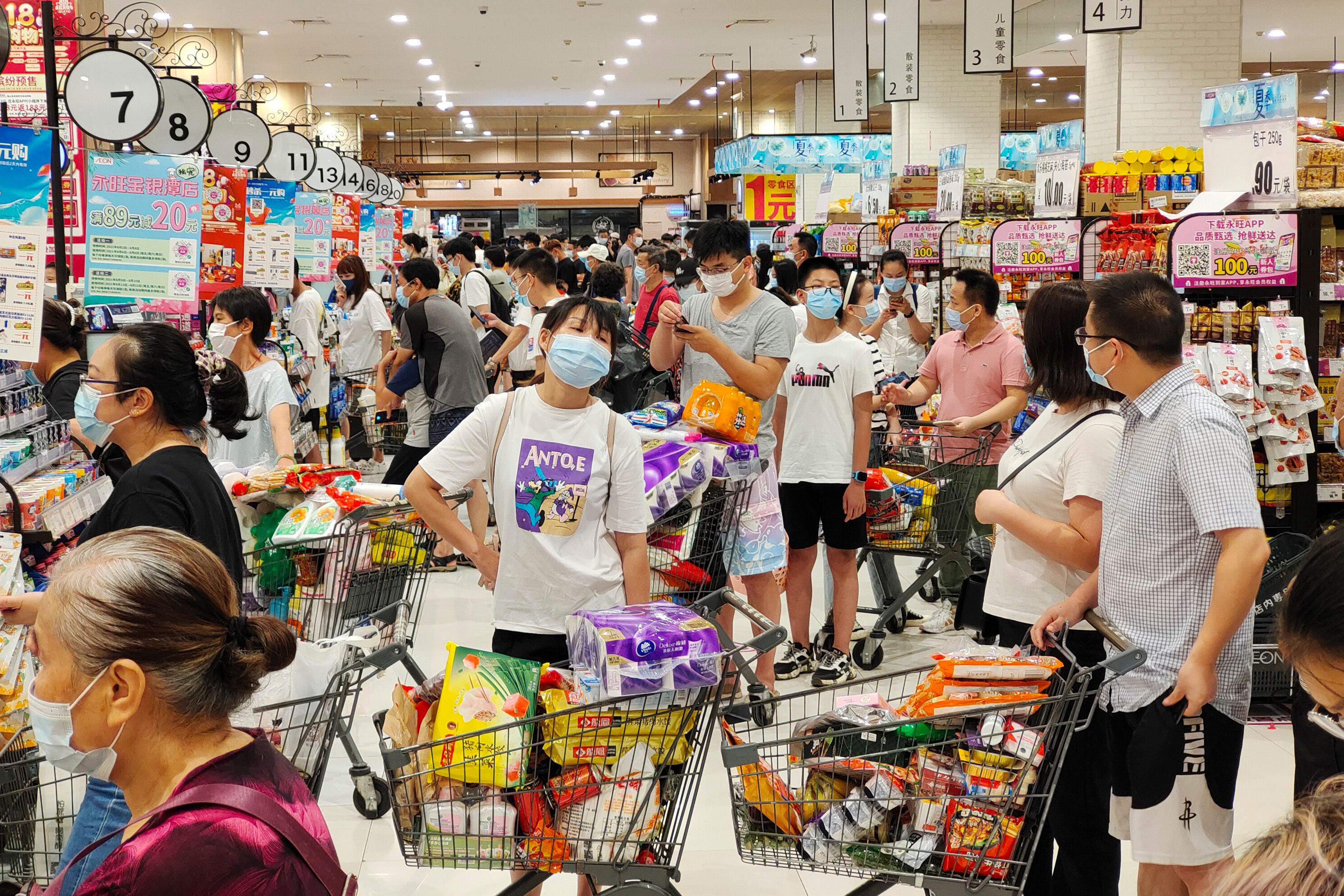 Download von www.picturedesk.com am 03.08.2021 (09:31).  Citizens line up at a supermarket before the restriction starts in Wuhan City, central China's Hubei Province, 2 August 2021. (Imaginechina via AP Images) - 20210802_PD25656 - Rechteinfo: Rights Managed (RM) Nur für redaktionelle Nutzung!