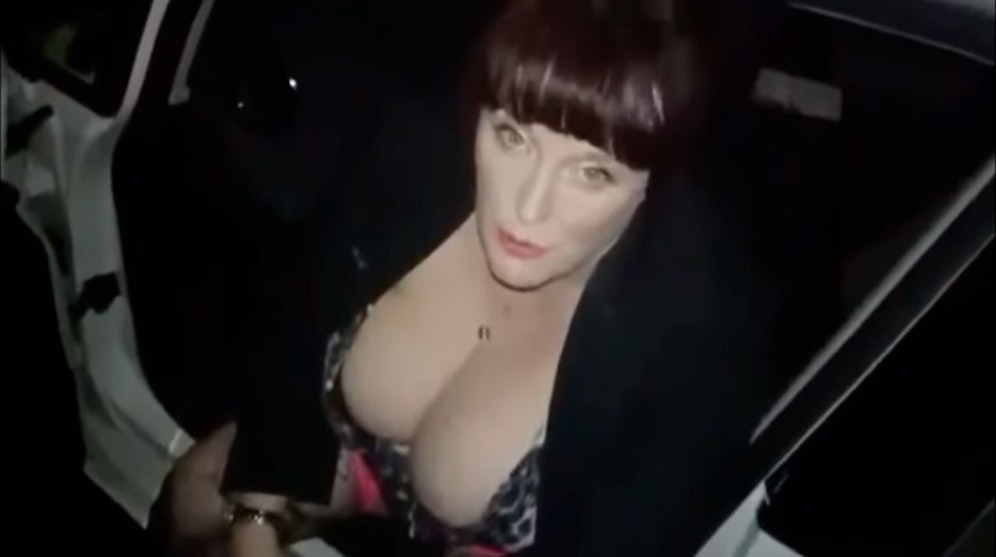 Carla Gabberlover ist in Irland als Femme fatal bekannt. Ihr bevorzugtes Ziel: Uniformierte