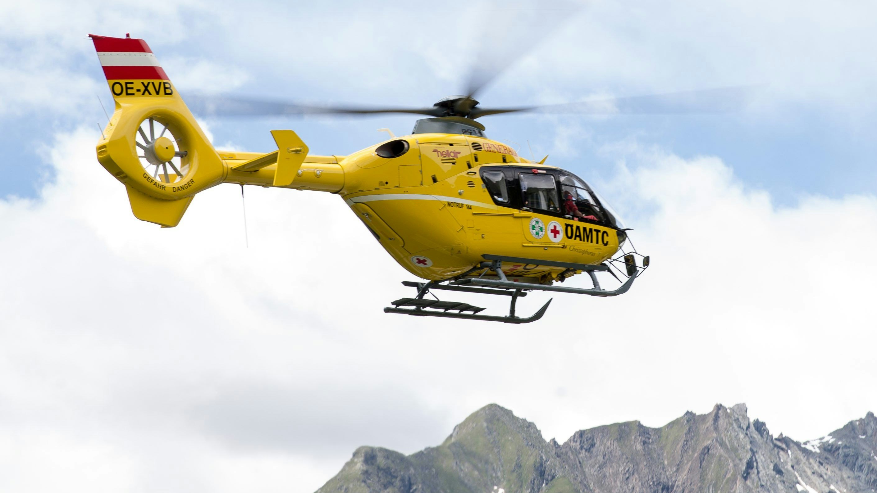 Download von www.picturedesk.com am 03.08.2021 (19:17).  11.07.2014, Bergrettungsleitstelle, Prägraten, AUT, Alpinunfall, Sturz in Gletscherspalte am Grossvenediger. Zu Presse LS Tirol: 11. Juli 2014, 08:08 Uhr: Prägraten/ Großvenediger, Venedigergruppe, Sturz in Spalte / Person in Spalte, im Bild ÖAMTC Notarzt Helicopter "Christophorus 7". EXPA Pictures © 2014, PhotoCredit: EXPA/ Johann Groder - 20140711_PD1231 - Rechteinfo: Rights Managed (RM)