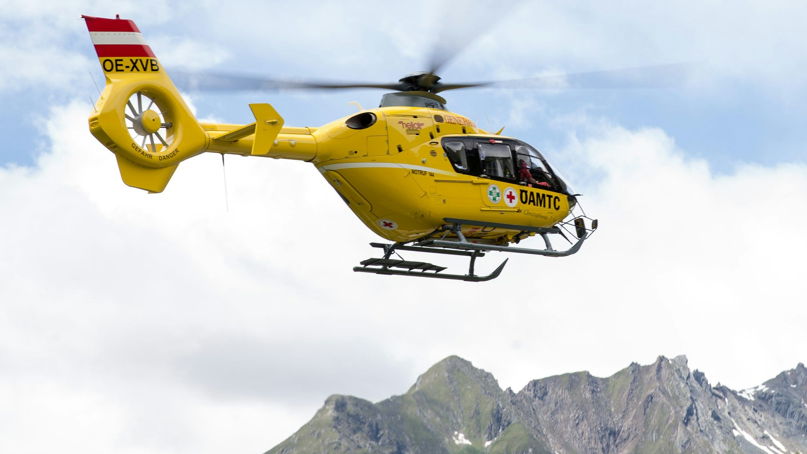 Download von www.picturedesk.com am 03.08.2021 (19:17).  11.07.2014, Bergrettungsleitstelle, Prägraten, AUT, Alpinunfall, Sturz in Gletscherspalte am Grossvenediger. Zu Presse LS Tirol: 11. Juli 2014, 08:08 Uhr: Prägraten/ Großvenediger, Venedigergruppe, Sturz in Spalte / Person in Spalte, im Bild ÖAMTC Notarzt Helicopter "Christophorus 7". EXPA Pictures © 2014, PhotoCredit: EXPA/ Johann Groder - 20140711_PD1231 - Rechteinfo: Rights Managed (RM)