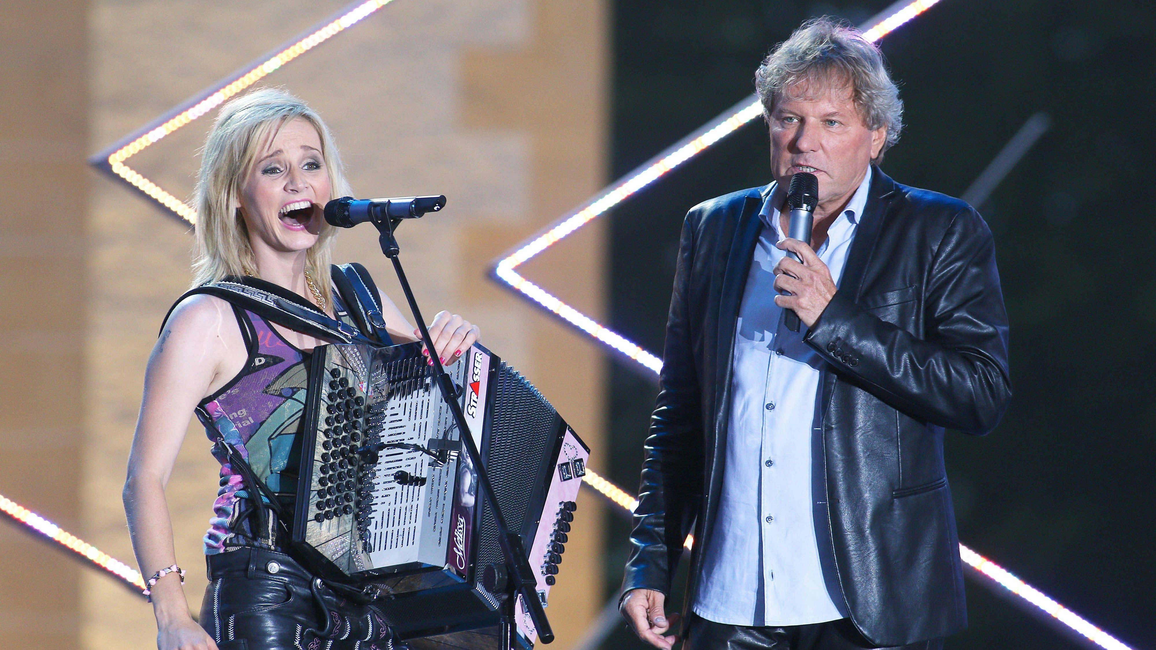 Mit <strong>Melissa Naschenweng</strong> würde <strong>Bernhard Brink</strong> gerne einmal ein Duett aufnehmen (hier bei den "Schlager des Sommers" 2015).