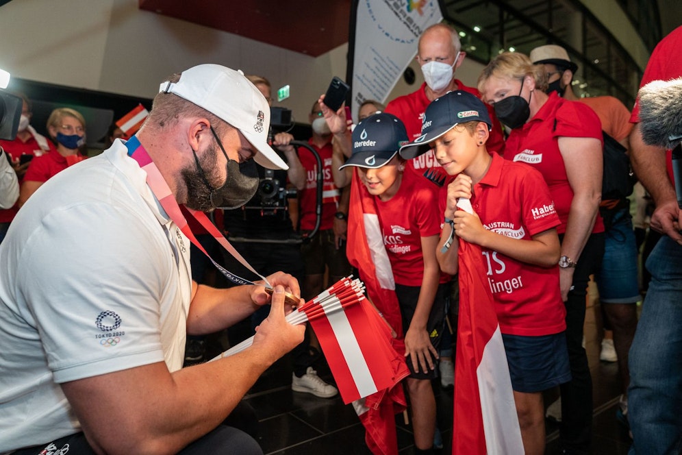 Diskus-Star Lukas Weißhaidinger wurde nach seiner Bronze-Medaille in Tokio von seinen Fans am Flughafen Schwechat empfangen.