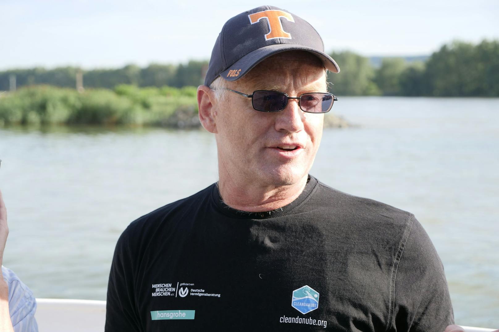 Ein Chemieprofessor schwimmt in der Donau gegen Plastikmüll an. Als Test-Runde für die geplante Durchschwimmung der Donau im April 2022 sprang Andreas Fath heute ins kühle Nass.