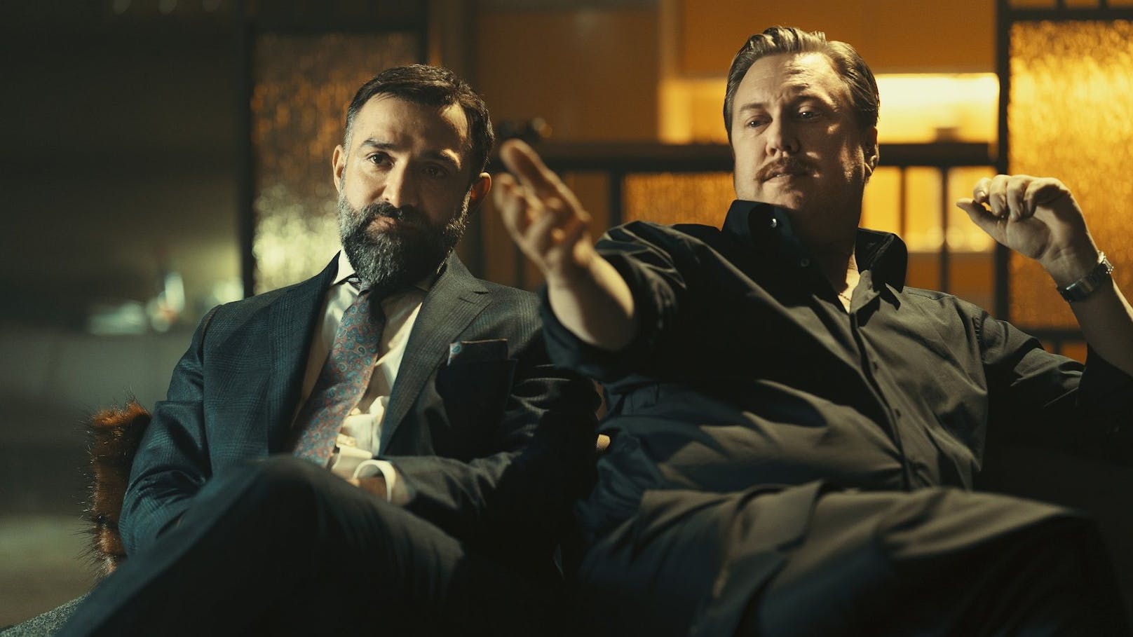 Nicholas Ofczarek als Privatdetektiv Julian Hessenthaler mit dem Wiener Anwalt Ramin Mirfakhrai (David A. Hamade) in "Die Ibiza Affäre"