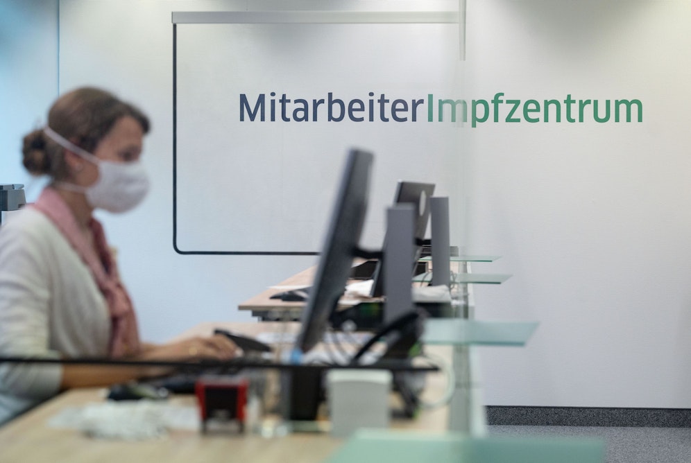 Viele Firmen bieten Mitarbeitern eine Impfung an (Archivfoto). 