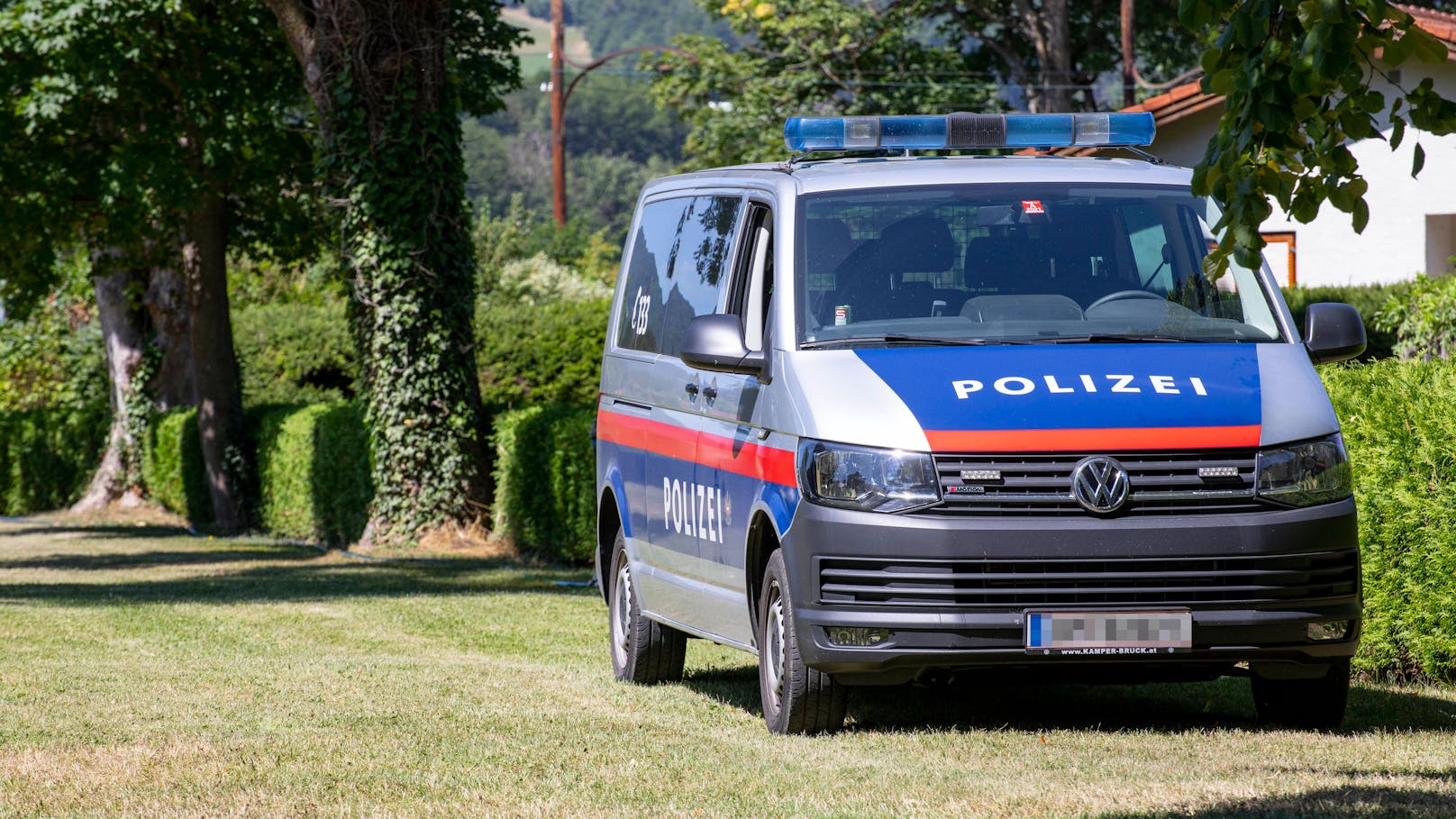 Die Tiroler Polizei ermittelt gegen drei Jugendliche. Sie sollen aus einem fahrenden Auto Schüsse abgefeuert haben.