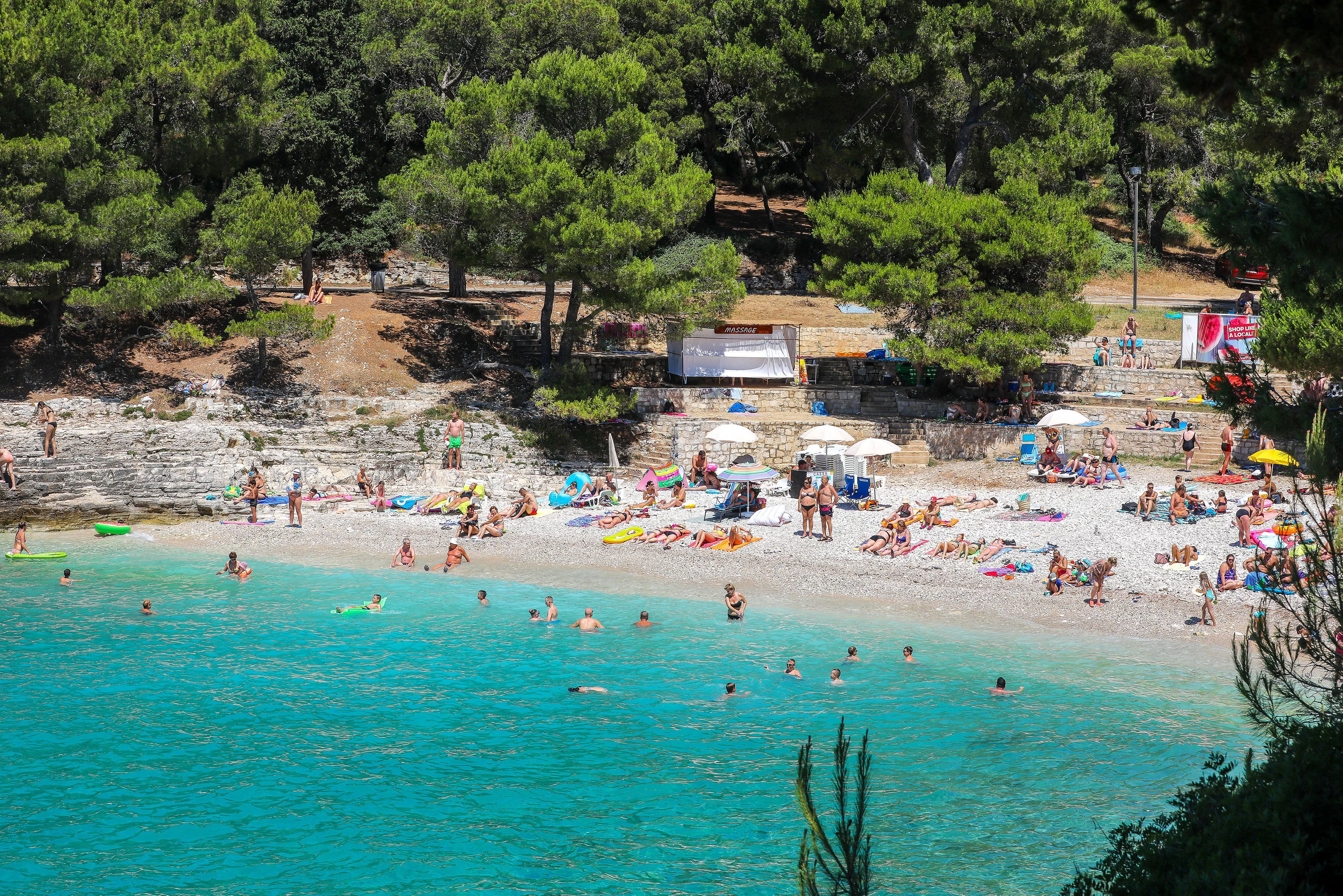 Download von www.picturedesk.com am 03.08.2021 (09:53).  09.07.2021, Pula, CRO, Sommer am Strand, im Bild Urlauber genießen den Sommer am Strand von Pula // visitors enjoying summer time at the beach in Pula, Croatia on 2021/07/09. EXPA Pictures © 2021, PhotoCredit: EXPA/ Pixsell/ Srecko Niketic *****ATTENTION - for AUT, SLO, SUI, SWE, ITA, FRA only***** - 20210709_PD10945 - Rechteinfo: Rights Managed (RM)