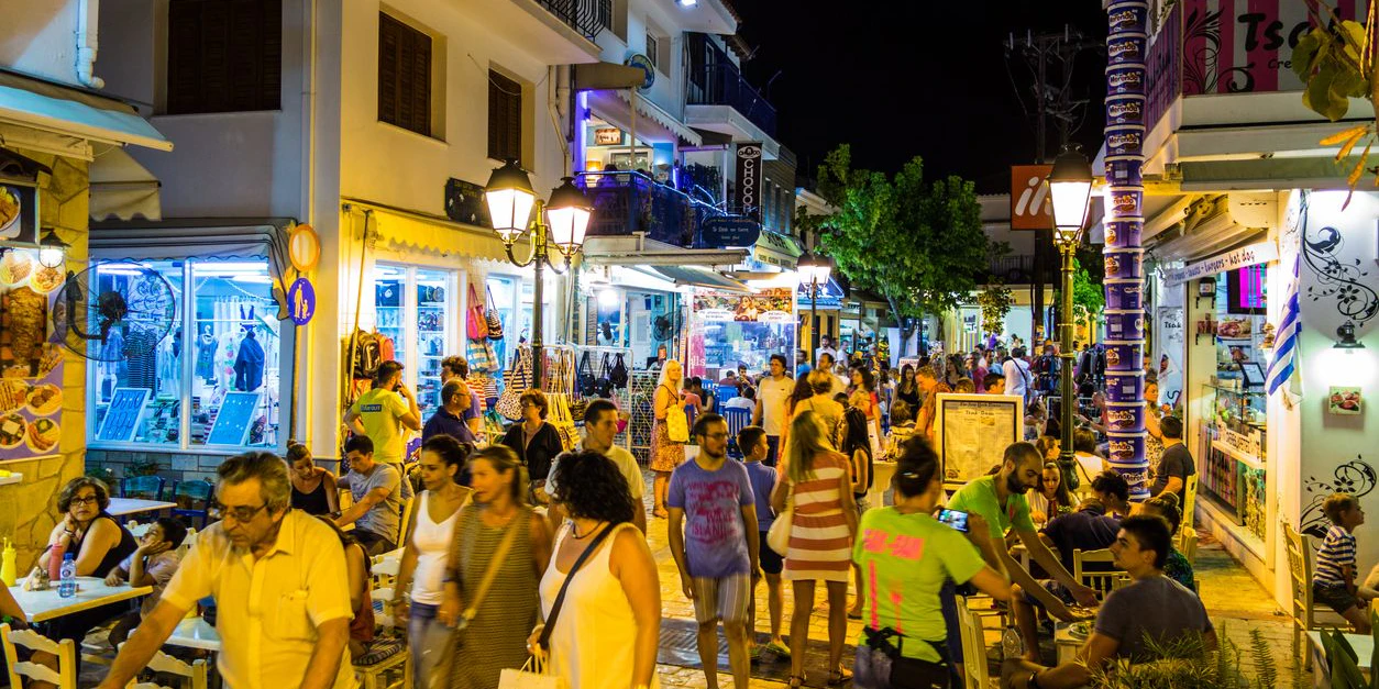 Das Zentrum von Skiathos bei Nacht (Symbolbild)