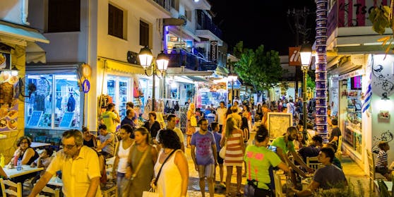 Das Zentrum von Skiathos bei Nacht (Symbolbild)
