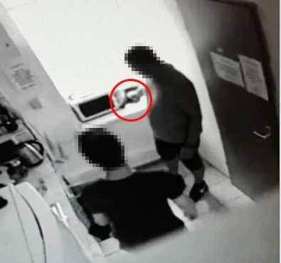 Zwei der Mieter: Hier hantieren sie mit einer Pistole