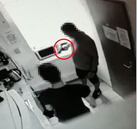 Zwei der Mieter: Hier hantieren sie mit einer Pistole.