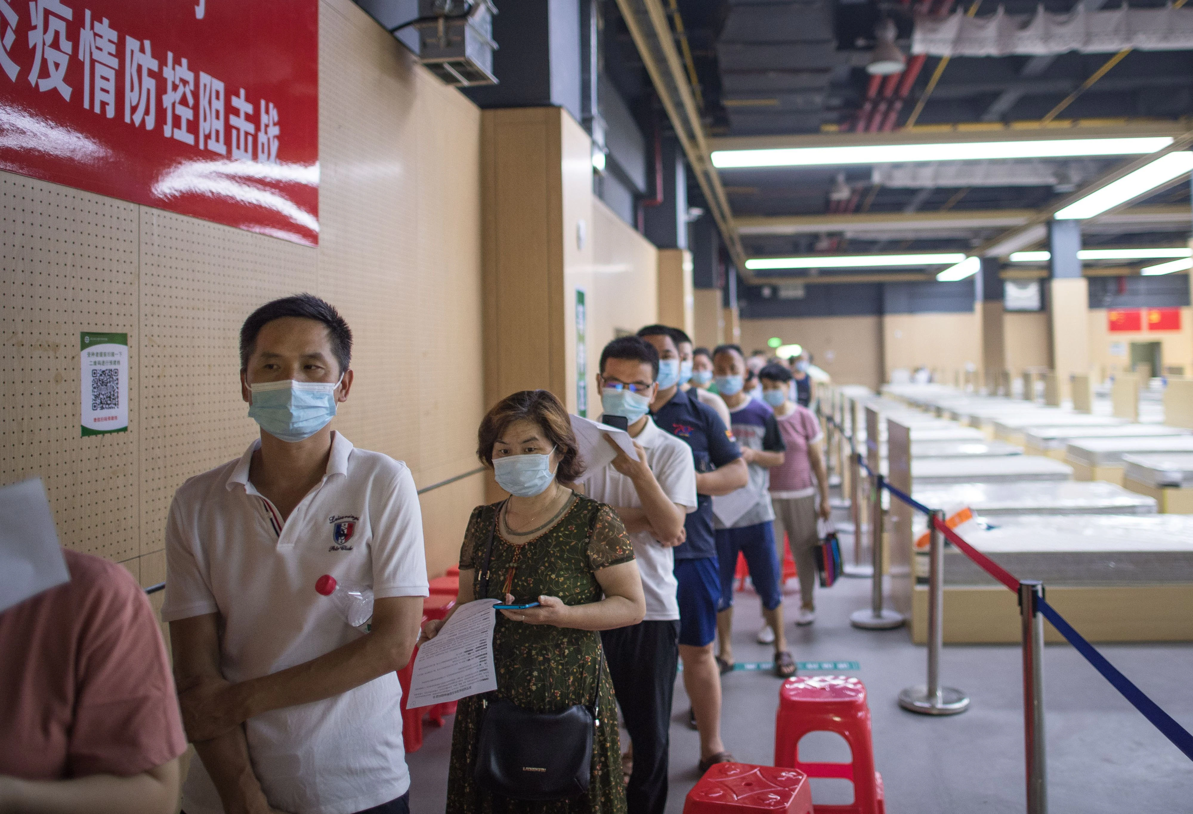 Download von www.picturedesk.com am 03.08.2021 (10:19).  (210609) -- WUHAN, June 9, 2021 (Xinhua) -- People wearing face masks line up to receive the COVID-19 vaccines at a vaccination site in Jiangxia District in Wuhan, central China's Hubei Province, June 9, 2021. The vaccination site was transformed from the Jiangxia temporary hospital, which was set up during the COVID-19 outbreak in early 2020 in Wuhan's Jiangxia District. As of Wednesday, the site has administered 38,864 doses of COVID-19 vaccines. (Xinhua/Xiao Yijiu).Xinhua News Agency / eyevine :...http://. - 20210609_PD6854 - Rechteinfo: Rights Managed (RM)
